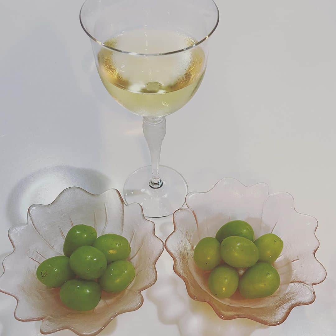 本城聡章のインスタグラム：「日曜日…白ワインで産地違いのシャインマスカット食べ比べ🍾😋」