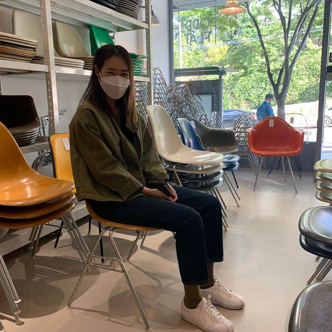 イ・ヨニのインスタグラム：「마지막 식탁의자를 찾았당!^^ . 영롱한색들이 많아 결정장애 걸리는줄..😂👍」