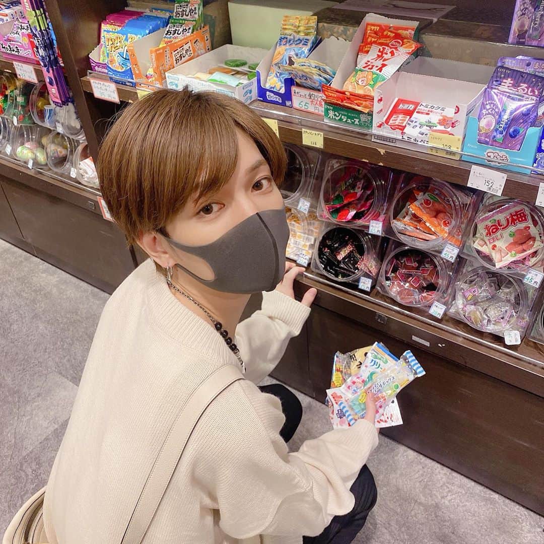こんどうようぢのインスタグラム：「駄菓子屋があったから 懐かしの駄菓子たちを買ったよ。 俺はね、好きなのはね、梅。 あとねー、クリームソーダの飴！ 皆はなんの駄菓子屋が好き？」