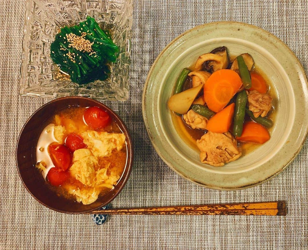 福圓美里のインスタグラム：「涼しくなったので、久しぶりの煮物  ほうれん草のお浸しと トマトとたまごのお味噌汁🙂」