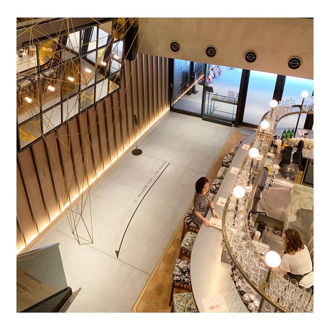 篠原菜月さんのインスタグラム写真 - (篠原菜月Instagram)「海外にいるかのような雰囲気‥🥂9/1にオープンしたばかりのNOHGA HOTEL AKIHABARA TOKYOに宿泊してきました。﻿ ﻿ ''音楽、アート、食"がテーマになっているホテルで、エントランスやフロント、客室の至るところにアート作品が！ホテル全体で流れているBGMや客室のスピーカーの音質に感動し、お部屋で久しぶりに夜な夜なラジオを聴いたり、Netflix を見たりしてのんびり過ごしました😌✨﻿ 館内のBGMはホテルのためだけに特別に選曲されたBGMなんだそう。﻿ ﻿ ウェルカムドリンクと交換できるコインがチェックインの時にいただけるなどとてもお洒落ー！﻿ ﻿ 素晴らしいステイケーションになりました🙏﻿ ﻿ ﻿ #nohgahotelakihabaratokyo﻿ #nohgahotel#nohgahotel#tokyohotel#staycation#ノーガホテル秋葉原東京#ノーガホテル#ステイケーション#音楽#アート#食#旅行#秋葉原#東京#東京ホテル」9月27日 19時56分 - natsukishinohara