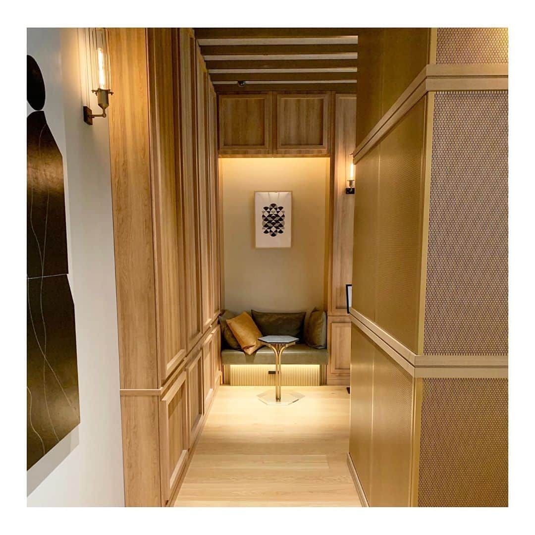 篠原菜月さんのインスタグラム写真 - (篠原菜月Instagram)「海外にいるかのような雰囲気‥🥂9/1にオープンしたばかりのNOHGA HOTEL AKIHABARA TOKYOに宿泊してきました。﻿ ﻿ ''音楽、アート、食"がテーマになっているホテルで、エントランスやフロント、客室の至るところにアート作品が！ホテル全体で流れているBGMや客室のスピーカーの音質に感動し、お部屋で久しぶりに夜な夜なラジオを聴いたり、Netflix を見たりしてのんびり過ごしました😌✨﻿ 館内のBGMはホテルのためだけに特別に選曲されたBGMなんだそう。﻿ ﻿ ウェルカムドリンクと交換できるコインがチェックインの時にいただけるなどとてもお洒落ー！﻿ ﻿ 素晴らしいステイケーションになりました🙏﻿ ﻿ ﻿ #nohgahotelakihabaratokyo﻿ #nohgahotel#nohgahotel#tokyohotel#staycation#ノーガホテル秋葉原東京#ノーガホテル#ステイケーション#音楽#アート#食#旅行#秋葉原#東京#東京ホテル」9月27日 19時56分 - natsukishinohara
