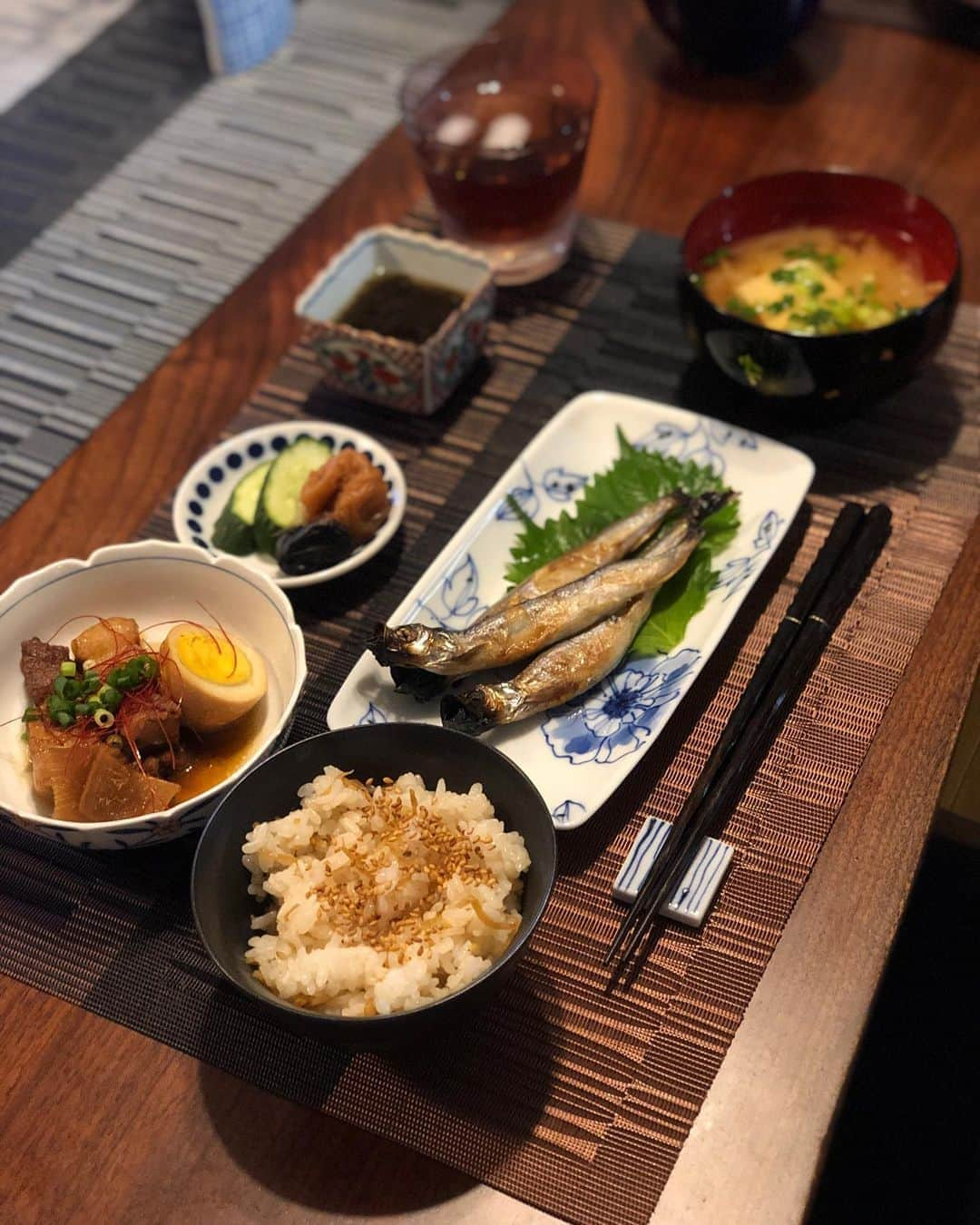 月央和沙さんのインスタグラム写真 - (月央和沙Instagram)「うちの晩ご飯‼️ アングルを変えてみる。 . #豚の角煮 #ししゃも #大根と豆腐のお味噌汁 #しょうがごはん #もずく酢 #納豆 #ぬか漬け #褒められると #調子にのるタイプです」9月27日 19時49分 - kazusa_tsukio