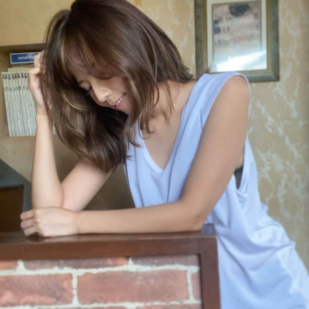 のインスタグラム：「☺︎ ホーユーさまからサロン専売のプロマスターカラーケアをいただきました！！ さっそく 【#美容系商材お試し隊 】です！！ ーーーーーーーーーーーーー 商品名:プロマスターカラーケア タイプ:リッチ 価格: シャンプー　1200円　200ml トリートメント　1,600円　200g ヘアオイル　1,800円　80ml * ヒアルロン酸配合で髪にしっかり水分を保湿してくれるそうで カラーケアなので保湿は期待してませんでしたが、しっかり潤ってまとまるので自分の髪が気持ちよくてずっと触ってます🤣 香りもいいのでオイルもかなり重宝しています！ ーーーーーーーーーーーーー #おうち時間 #美髪 #ヘアトリートメント #シャンプー #カラーケア #プロマスターカラーケア #ツヤ髪サイクル #リペアバスタイム #hoyuprofessional #美容マニア #コスメレポ #155cm」