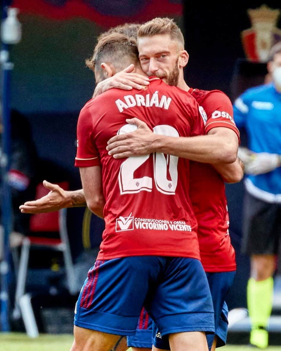 LFPさんのインスタグラム写真 - (LFPInstagram)「❤️ Better together! ❤️  ¡Mejor juntos! 🤜🏻🤛🏻  #LaLiga #LaLigaSantander #Osasuna #Adrián #RobertoTorres #Football #Goals」9月27日 19時49分 - laliga