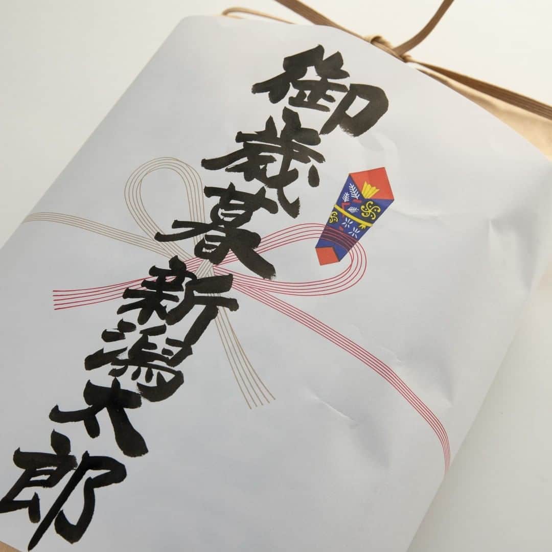 新潟直送計画さんのインスタグラム写真 - (新潟直送計画Instagram)「新潟の「逸品」を全国へ！ 産地直送のお取り寄せ通販・ギフトサイト⠀ ─────────────────── 新潟直送計画 /@niigata_shop ─────────────────── ‌. ＼🌾新米予約受付開始🌾／ . 高い食味なのにリーズナブル「こしいぶき」。 . しっかりとした食感と口当たりの良さが特徴！ . あっさりとして粒がしっかりしているので、お茶漬けやチャーハンにもぴったりです！ . 「酒遊館 辰藏」の位置する燕市館野地区は、信濃川支流の中ノ口川に近い地域。 . 館野地区は、養分をたっぷりと蓄えた土地を利用し、お米を盛んに栽培しています。 . その味わいは、うま味・甘味をはっきりと感じられる美味しさです(*´∀｀*) ・ 熨斗（のし）には書道師範直筆の表書き・名入れをします！インパクトのある字はギフトにもオススメです！ . #新潟直送計画 #お取り寄せ #新潟 #新潟名物 #産地直送 #新米 #お米 #米 #ごはん #ご飯 #新潟県産 #和食 #新潟お取り寄せ #産地直送米 #食欲の秋 #秋の味覚 #お米大好き #お米好き #米好き #おうちで楽しむ #お米好きな人と繋がりたい #米好きな人と繋がりたい #新潟のお米 #炭水化物好き #お米がおいしい #白米 #白米大好き #こしいぶき  . 酒遊館 辰藏/ 令和2年度米 新潟産こしいぶき」9月27日 19時51分 - niigata_shop