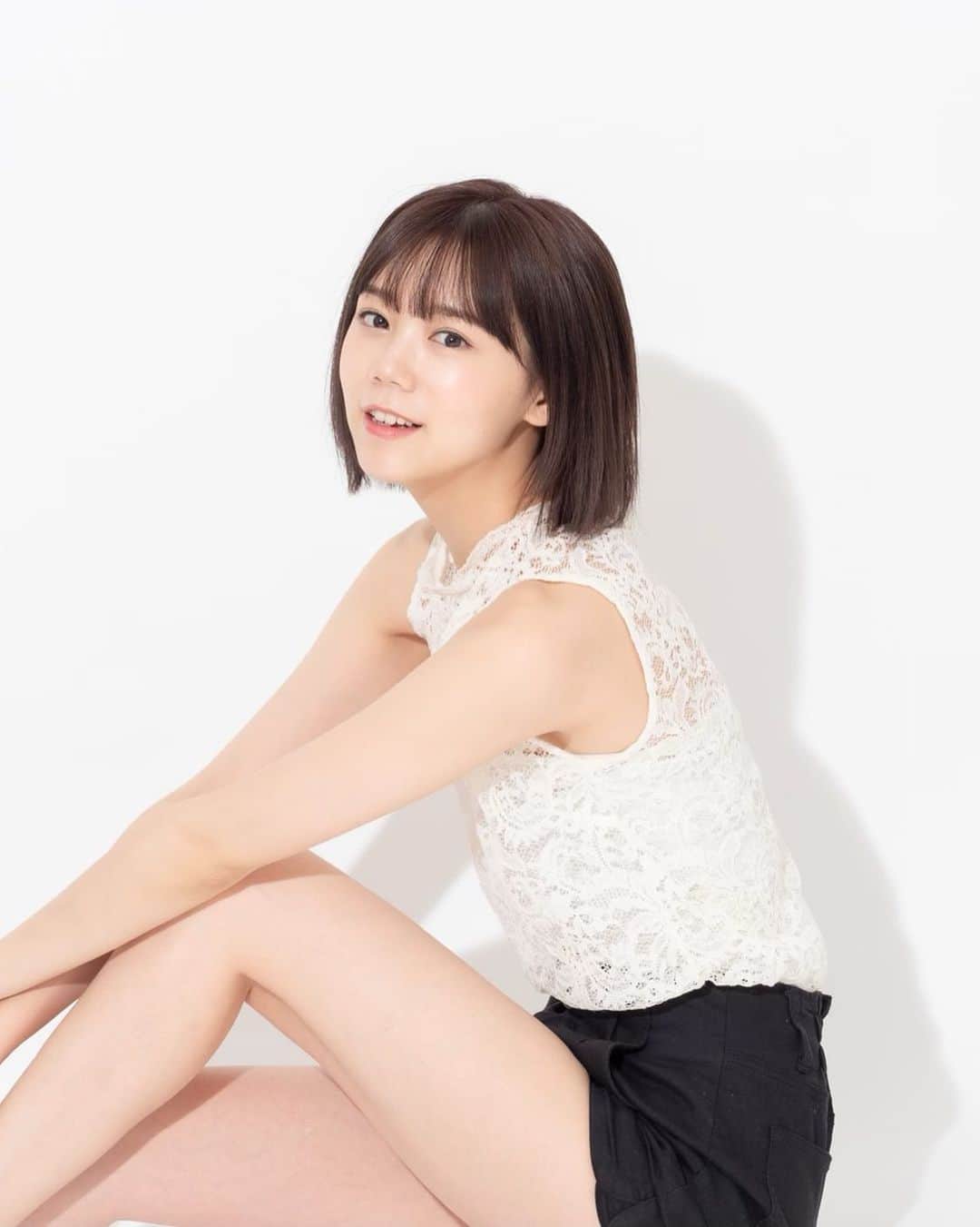 千田麻実のインスタグラム：「先日新しく宣材を撮り直しまして！⠀ これはアザーカットのようなものです。⠀ 光の感じが好きです😌」