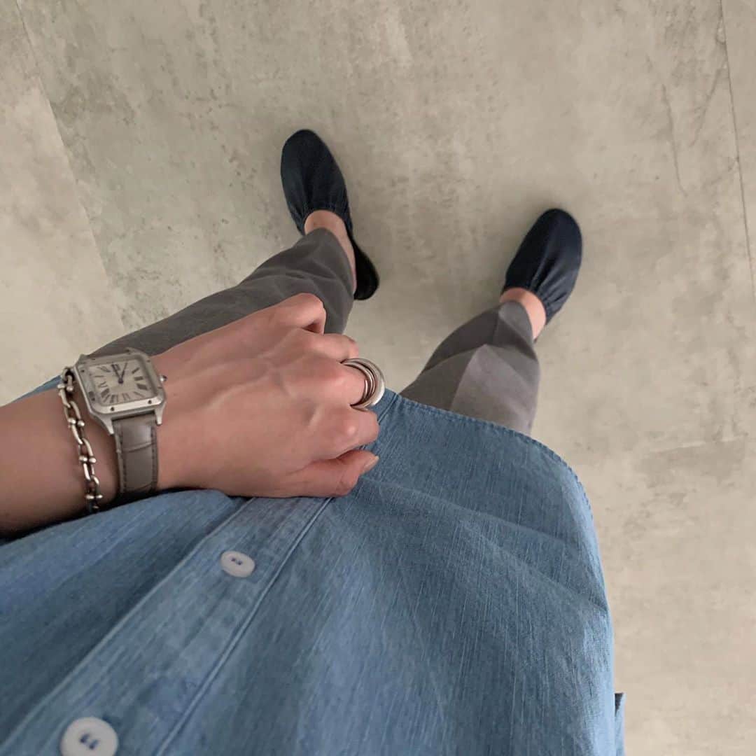 のインスタグラム：「先日のコーデ💙 . 寒くなったらニットやアウターとの レイヤリングを楽しんで頂きたいです😊 . お洗濯する度に自分の身体に しっくり馴染む感じもすきです❣️ 一年通してご愛用頂きたい そんな頼り甲斐のあるシャツは デニムもホワイトも本当におススメです☺️🙏🏻 . . . . . . . . . . . #YONFA#oldceline#monotone#style#outfit#simple#uniqloコーデ#ヨンファ#デニムシャツ#スラックス#モノトーンコーデ#シンプルコーデ#モノトーン好き#大人コーデ#大人スタイル#大人カジュアル#アウター #153cm#30代コーデ#30代ファッション」