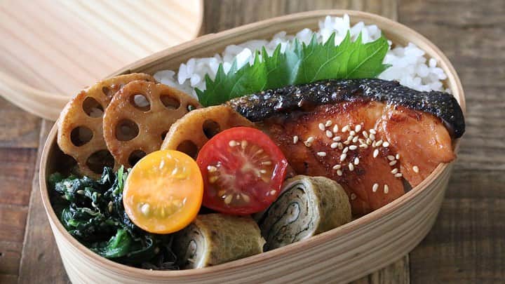 にぎりっ娘。のインスタグラム：「#レシピあり #鮭のみりん焼き 弁当　  焼き鮭もおいしいけど、ちょっと手間をかければ、マンネリ打破！おいしいみりん焼きができますよ😉💓  根菜も一緒に焼けば、副菜にもなります✨  #3品の簡単おかず弁当  #晩ご飯　#朝ごはん にも😏👍✨ #下味冷凍 していれば朝ラクです。  ▼お弁当メニュー 　ごはん 　鮭のみりん焼き 　ゆかり卵焼き 　ほうれん草のナムル 　ミニトマト  【鮭のみりん焼きレシピ】 ＜材料＞ 　塩鮭　１切れ  （下味） 　酒・みりん　大さじ１ 　醤油　小さじ１  ＜作り方＞ １　鮭は水分をキッチンペーパーで拭き取る。 ２　ジッパーに下味の材料を入れ、１の鮭を入れて空気を抜いて閉じる。 ３　半日以上漬け込む（ここまで前日作業） ４　フライパンに油を引き、中火で２分ほど焼いて焼き目がついたら引っくりかえしてフタをし、２分ほど蒸し焼きする。 ５　漬け込んだ残りのタレを加え、絡めながら炒める。  ※私は、レンコンも一緒に焼来ました！ ※まとめて作って下味冷凍にしても◎  【ほうれん草ナムル】 ＜材料＞ 　ほうれん草　3株  （調味料） 　塩　ひとつまみ 　おろしにんにく　2cm程度 　しょう油　小2 　砂糖　小1/4 　ごま油　小2 　いりごま　小2 　すりごま　小2  ＜作り方＞ １　ほうれん草は3cmくらいにカットし、600wの電子レンジで2分加熱します。 ２　加熱後、水に2〜３分ひたしてアク抜きします。 ３　水分を絞ったほうれん草に、調味料を加えて和えたら出来上がり。  お弁当作成動画は、 ①YouTube👉🔰にも分かりやすく丁寧 ②Y!creators👉2分程度のショートムービー  プロフィールのリンクからどうぞ(◍′◡‵◍)  #お弁当#お弁当おかず#簡単おかず #ランチ #簡単レシピ #lunch#lunchbox#obento#bento#japan #japanesefood #love #nofilter #foodstagram #food #foodporn #instagood #nigiricco#youtube #youtuber #yummy  #life #swag#healthyfood * お弁当作成動画配信中 youtube内検索で 「お弁当中」か「にぎりっ娘」で検索してね😘」