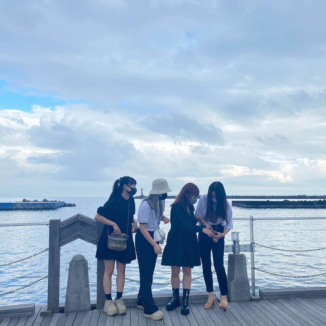 山下恵奈のインスタグラム：「ZARAの黒いワンピース着てるところ見たいですって言ってもらったので探してきた！こんな感じです👗🖤 半目^_^  #えなめるフク #ZARA#ワンピース」