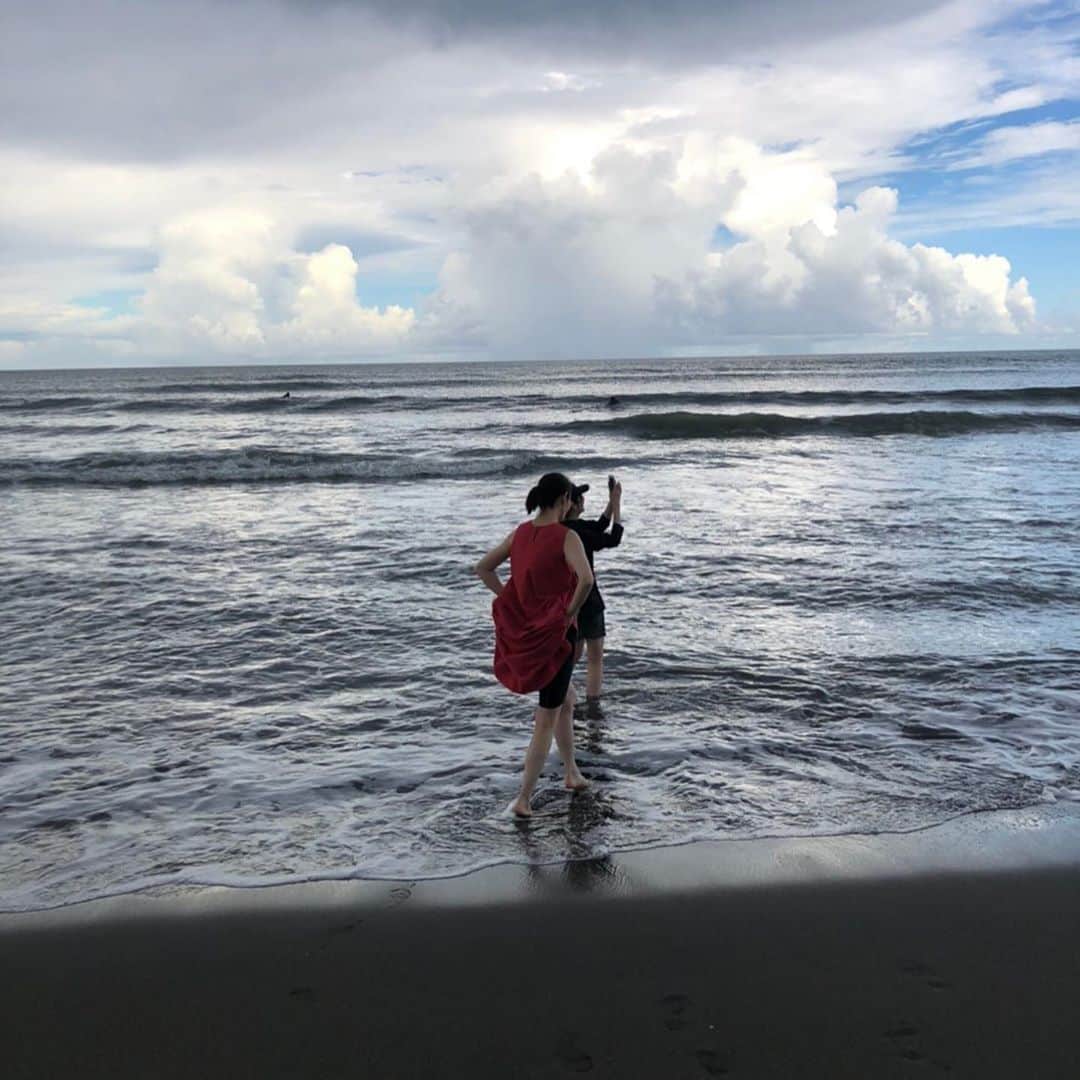 芦田桂子さんのインスタグラム写真 - (芦田桂子Instagram)「大人の夏休み 9月上旬、さくらちゃん @saku.ra_g にお誘い頂き愉快な仲間たちと サーフィンのメッカ千葉一宮に行ってきました🌊 ・ サーフィンはしなかったけど首まで海に浸かって全てを解放。。。浄化。。。 気持ち良かったなぁ〜！ 自然の中にいるとつい子供に戻ってしまいます 笑 キャーキャーうるさいねw ・ プールにも入ったりして たっぷり遊んだ後はおいしいごはん♡ 巷で人気の『江戸勘』さんへ行ってきました🍣🍶 もうね、ここ最高〜！！ 全て美味しくて幸せな時間 新鮮な海の幸、他の店では出ないよ〜 どうだ！と言わんばかりの大将の笑顔 いい👍😊 ・ 翌日も朝からプール、ごはん、絶景スポット、サーフショップ巡りを楽しんだり... ゴルフ場も近いし最高の場所 一宮に私も週末宅が欲しいなぁ〜 憧れ✨ ・ シンプルに人生を楽しむことの大切さ 仕事して自然の中で休息、ONとOFF 休息があるからまた頑張れるんだよね 今の年齢になって特に感じます☺️ ・ 最高に楽しい仲間たちと 最高の2020年夏休みでした♡ さくらちゃん、何から何までありがとう〜😊 感謝✨ ・ ・ #大人女子旅  #一泊二日の #遅い夏休み #アーシング  #自然に帰る  #サーフィンしたいなぁ #江戸勘  #食材が新鮮すぎて最高 #愉快な仲間たち  #models #ありがとう♡ #芦田桂子」9月27日 19時54分 - keiko_ashida