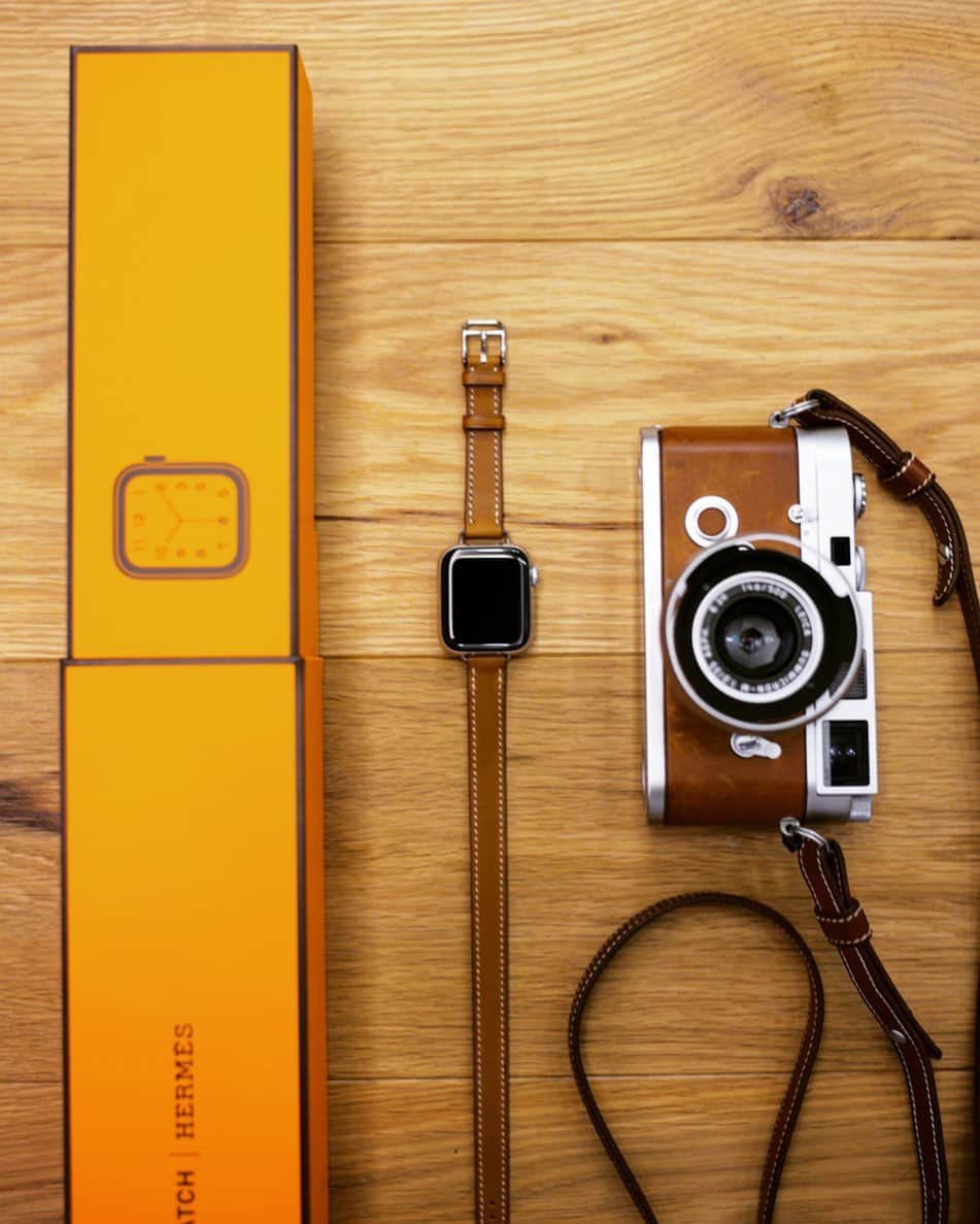石川涼のインスタグラム：「初代AppleWatch以来、久しぶりに買ってみたのにこのベルトは女の子用（13-16cmくらいまでしかなく長さが足りない、、）だったらしいというオチ。。ベルトだけ買い直します。あと使い方がいまいちわかりません、、誰か教えてください(T ^ T)このままだと初代と同じくタンスの肥やしになる可能性大。  #leicahermes#leicamphermes#leicamp #leicampfilm#leica#leicacamera#leicam10p」