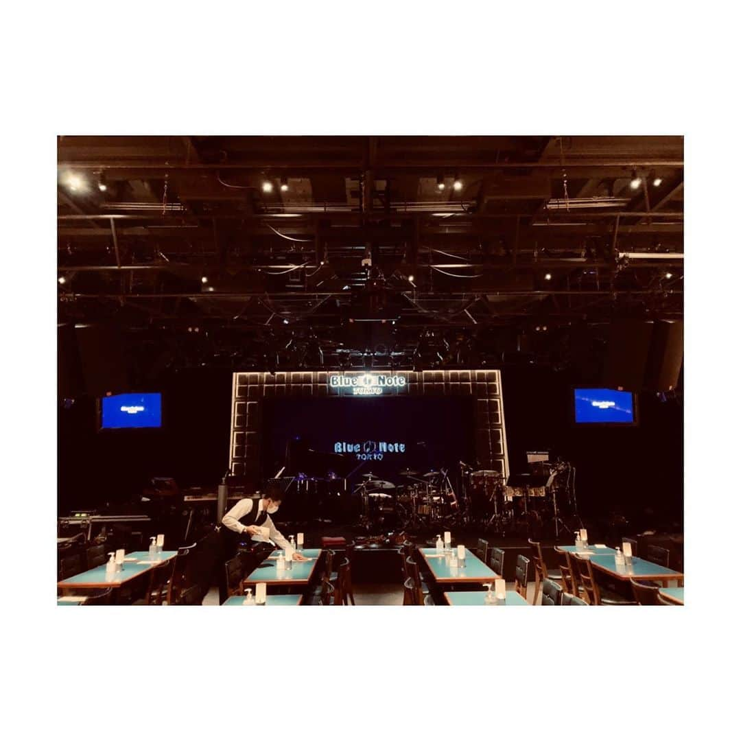 佐藤ケンケンさんのインスタグラム写真 - (佐藤ケンケンInstagram)「お誘いいただき、 Blue Note Tokyoへ。  2ndショウも 素晴らしい時間になりますように。  山木さん、ありがとうございました。  #dsdtrio #ブルーノート東京」9月27日 19時58分 - pla_kenken