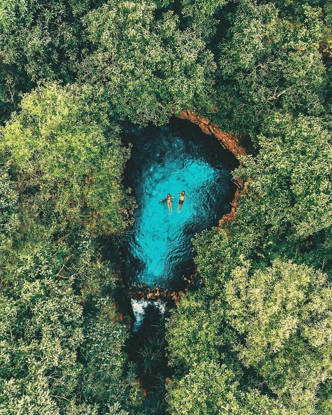 Australiaさんのインスタグラム写真 - (AustraliaInstagram)「The feeling of discovering an oasis on a warm @tourismtopend day? Priceless! 🏝️ @sarahbyden was understandably excited by the magnificent sight of #KatherineHotSprings after days of road tripping through the beautiful, yet barren, @ntaustralia landscape. These thermal springs are located just five minutes from the township of Katherine and provide the perfect place to relax, take a refreshing dip and explore via scenic walking tracks. The @ntaustralia is full of hidden natural spots like this, visit the link in our bio to find even more to add to your bucket list. #NTaustralia #SeeAustralia #TourismTopEnd」9月27日 20時00分 - australia