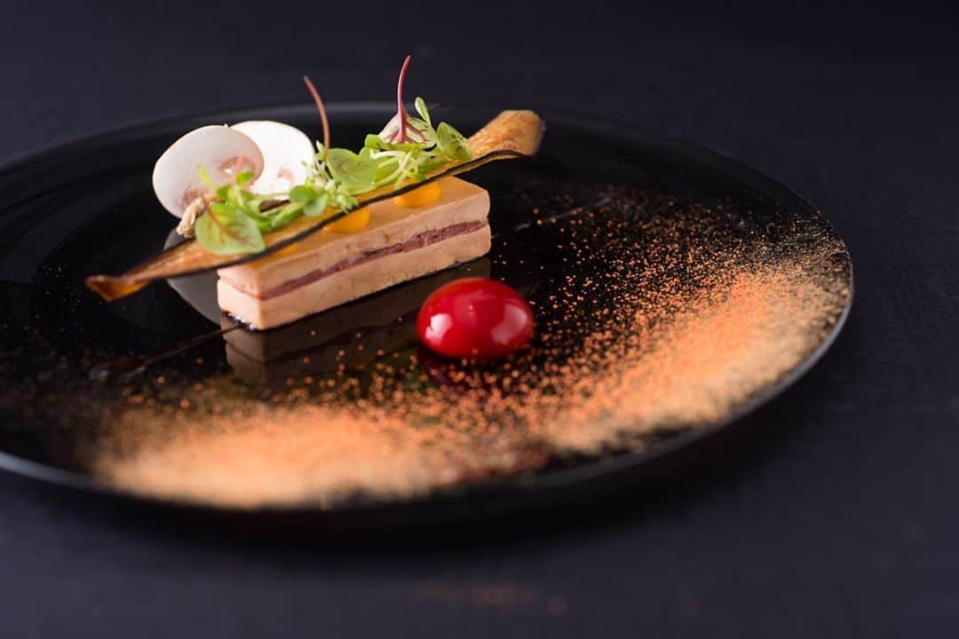 Conrad Tokyoのインスタグラム：「【10/18 試食付相談会開催】おふたりの思い出の食材やアイデアを盛り込んだ美食メニューのご紹介、光溢れるチャペル見学、披露宴の優美な装花のご紹介まで、コンラッド花嫁のエッセンスを感じるフェアになります。経験豊富なブライダルコーディネーターがご相談させていただきます。スタイルあるおふたりに贈るテーラーメイドウエディングをご体感ください。  ————————————————————— #コンラッド東京 #コンラッド #ホテル #汐留 #東京 #部屋 #結婚式 #ブライダルフェア #ConradTokyo #StayInspired #Conrad #Tokyo #suite #Shiodome #Shinbashi #conradsuite #tokyowedding #weddinginjapan」