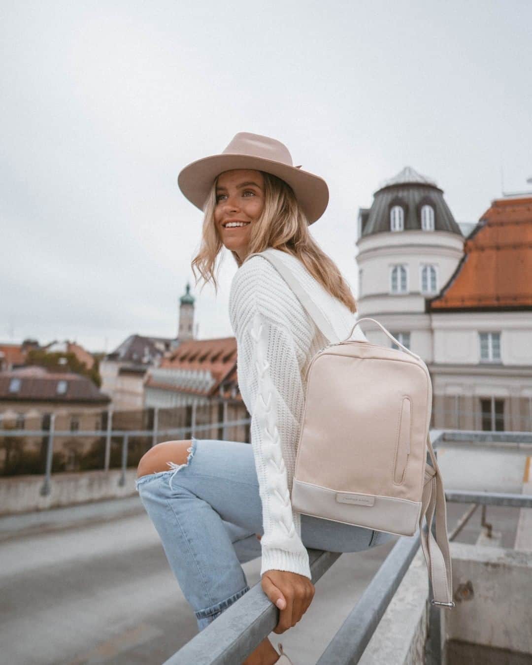 Kapten & Sonさんのインスタグラム写真 - (Kapten & SonInstagram)「'Different point of view.' 🙃 @julescecilia exploring the city from above with our backpack Lillestrom "Sandstone". 😍 #bekapten #kaptenandson⁠ .⁠ .⁠ .⁠ #style #fashion #fashionlover #ootd #outfit #inspiration #city #citylook #shopthelook #explore #munich #germany」9月27日 20時01分 - kaptenandson