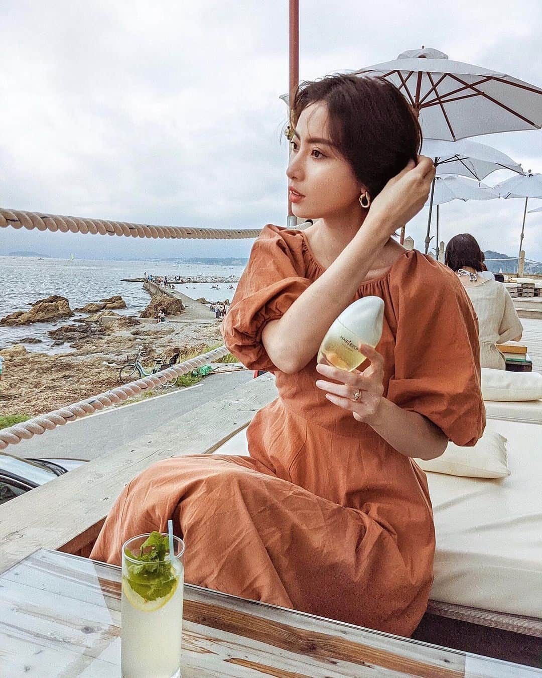 ソンイのインスタグラム：「夏は紫外線で、これからの季節は乾燥で、お肌だけじゃなくヘアケアも年中気になる事がたくさん😫✊🏻﻿ 私の中で感動したアイテムがお米のヘアオイル🍚﻿ ﻿ ライスオイルのヘアケア商品に出会って、やっぱり私の体にはお米が合うんだって再確認しました😌﻿ ﻿ 実は10代の時に誤った認識のダイエットで無理な炭水化物抜きをしていて、特に白米はほぼ食べてなく😥﻿ でも25歳くらいからかな？お米をしっかり食べるようにしたら便秘や体型の変動がなくなり、﻿ しかもスキンケアにもお米由来成分のアイテムがすごく合う✨﻿ それ以来は積極的にお米を体に取り入れるようにしていたので、ヘアアイテムにもライスオイルの商品があるなんて使うのが楽しみすぎて、そして期待以上の使い心地でした🙏🏻﻿ ﻿ まずテクスチャーが全くベタつかず、外出時にヘアのお直しとして使っても手を洗う必要がないほどサラサラだし、体だけじゃなく口にも入れていい成分なので使用後に子供にすぐ触れても大丈夫な所も安心😌﻿ 浸透力がとても良くUVブロックも嬉しい！﻿ ﻿ 夜は寝る前につけると翌朝のくせ毛やうねりがまとまって落ち着くし、朝や昼はヘアセットの仕上げやお直しのウエットヘアにしたい時に使ってます✨﻿ まさに髪のスーパーフードと感じた商品だったので語っちゃった🥺﻿ ﻿ @hairrecipe_official 和の実シリーズのシャンプーも一式で使ってます🧴﻿ ﻿ #ヘアレシピ #ヘアレシピ和の実 #お米のヘアオイル﻿ #PartnershipwithWanomi」