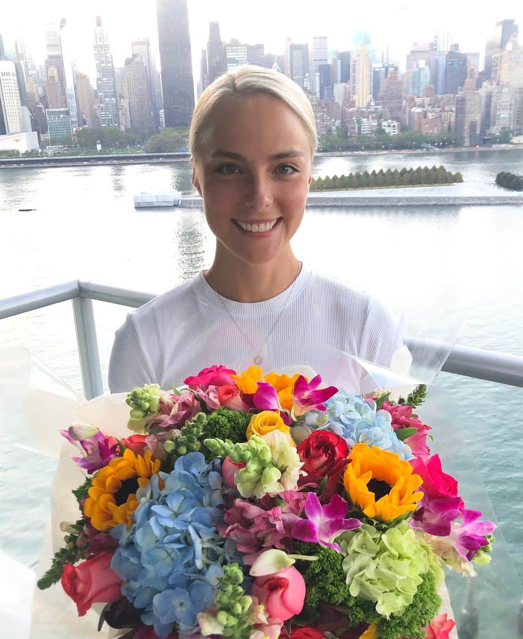 キーラ・コルピのインスタグラム：「Thank you so much for all the birthday love I received yesterday - my heart feels rejuvenated!  For me it has always felt easier to be in the role of “a giver”, but the art of receiving gracefully and mindfully is so important, too. That’s why I try to savor every generous gift I receive, whether it’s material or non-material, and really feel the appreciation and love.  Again, thank you ❤️」