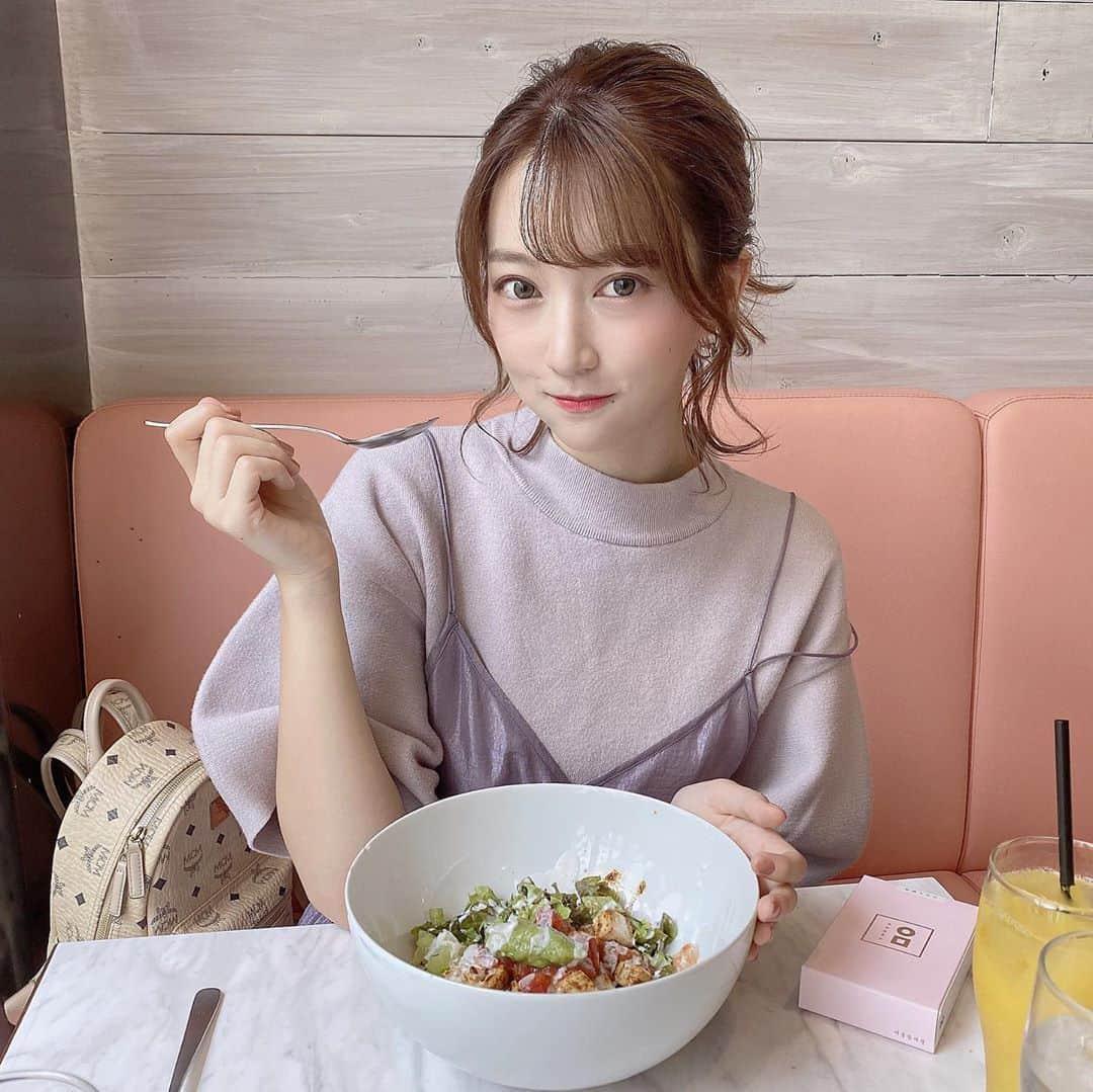 高辻千夏さんのインスタグラム写真 - (高辻千夏Instagram)「🥗💕﻿ ﻿ ﻿ 休日はプロテインラボ @proteinlab.jp でランチ🍽﻿ ﻿ メキシカンボウル をチョイス､､､！﻿ ﻿ ﻿ 絶賛減量期なので、玄米食べれるの嬉しい〜〜🥺﻿✨ ﻿ しかも高タンパクでめっちゃ美味しい！﻿ なんだこれ🥺！！！！笑﻿ ﻿ ﻿ ﻿ ちなみに食前には、#ピンク丸剤 💊💕﻿ ﻿ ダイエット韓方を服用し始めて、今日で6日目！﻿ ﻿ ﻿ もう既に−2kg 以上減量成功してます◎﻿ ﻿ ﻿ 詳しくはストーリーのハイライト﻿ 【韓方薬Diet💊】にまとめてるので見てねっ。﻿ ﻿ ﻿  ﻿ 引き続きダイエット頑張りま〜す💪🏻💪🏻﻿ ﻿ ﻿ ﻿ #ミオル韓医院 #韓医院 #ピンク丸剤 #韓方ダイエット #ダイエット韓方 #漢方ダイエット #ダイエット漢方 #ダイエット薬 #韓国ダイエット #韓国旅行 #ソウル旅行 #江南 #カンナム #プロテインラボ #関西サロンモデル #サロンモデル #ダイエット飯 #トレーニング女子 #グルメ女子 #グルメスタグラム #カフェスタグラム #ダイエットメニュー #トレーニー女子 #韓国 #얼스타그램 #좋아요반사 #다이어트식단 #카페스타그램」9月27日 20時03分 - chinatsujk