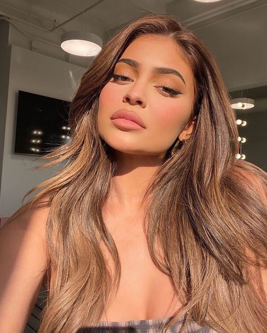 Kylie Cosmeticsさんのインスタグラム写真 - (Kylie CosmeticsInstagram)「sunday makeup inspo from @kyliejenner ✨🤍 shop some of her current favs now on KylieCosmetics.com」9月28日 7時00分 - kyliecosmetics