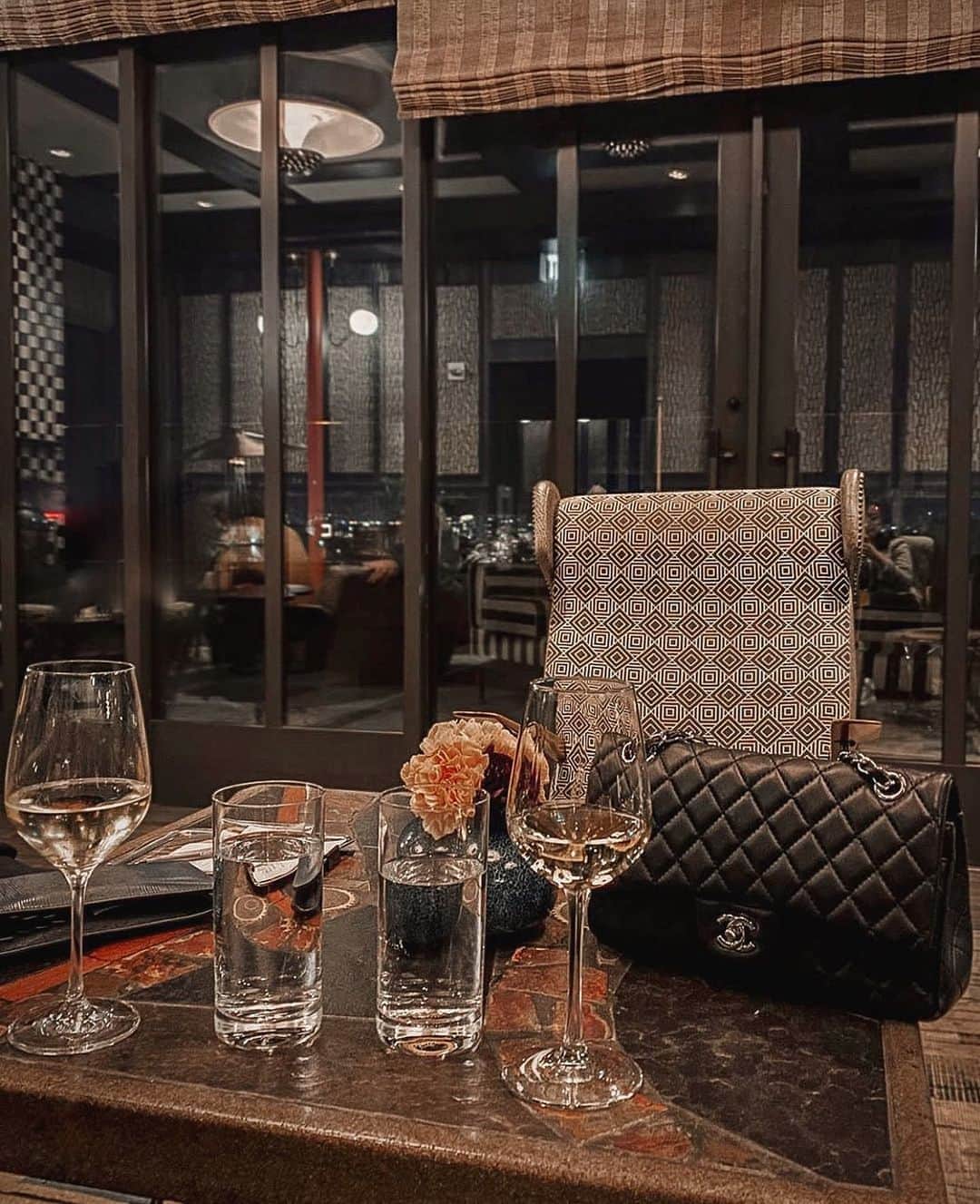Aylen Aのインスタグラム：「Late night vibes 🥂」