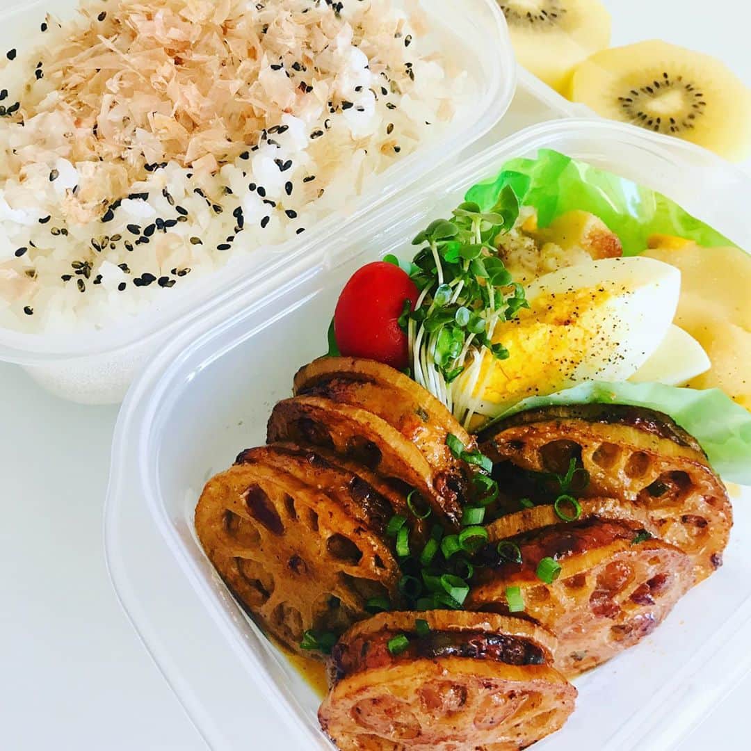 吉岡美穂のインスタグラム：「蓮根のはさみ揚げ弁当🍱  #中学生弁当 #中学生タッパー弁当 #れんこんのはさみ揚げ #じゃがバタベーコーンえっぐ #楽しい時間をすごしてね」