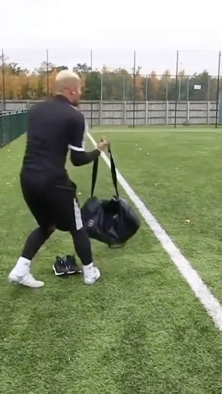 F2Freestylersのインスタグラム：「When you forget your bag.....and ball....😂⚽️🎯」