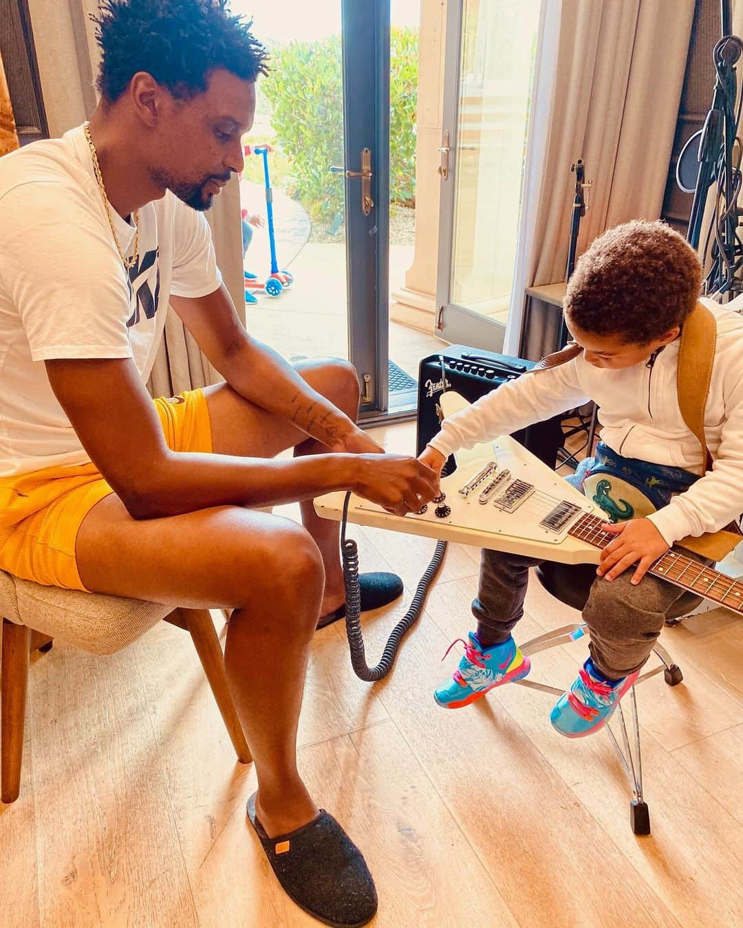 クリス・ボッシュさんのインスタグラム写真 - (クリス・ボッシュInstagram)「THESE MOMENTS🙏🏿‼️ As a father, being able to help my kids explore their different interests is something that is extremely important to me. Curiosity yields creativity and watching my kids learn is something I’ll always hold on too. #BoshFamily #CasaDeBosh #BeatsByBosh」9月28日 5時30分 - chrisbosh