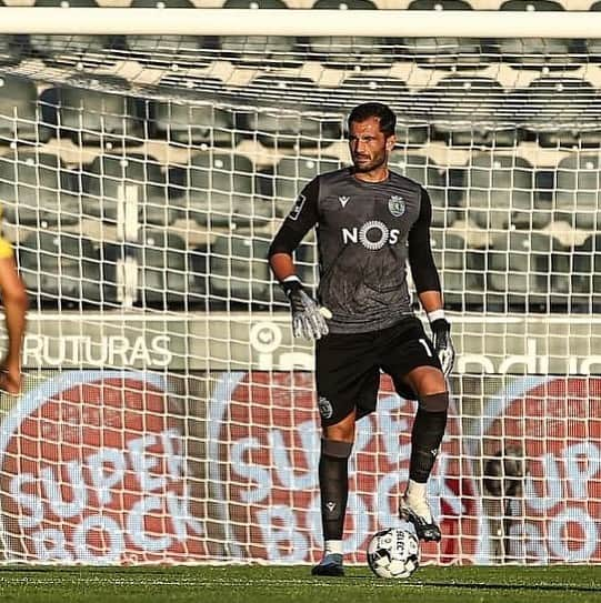 アントニオ・アダンのインスタグラム：「Primer partido. Primera victoria. Con la cabeza puesta en el importante partido del jueves! 💚👊🏼 Primeiro jogo. Primeira vitória. Já de olhos postos no importante jogo de quinta-feira! ⚽✅」