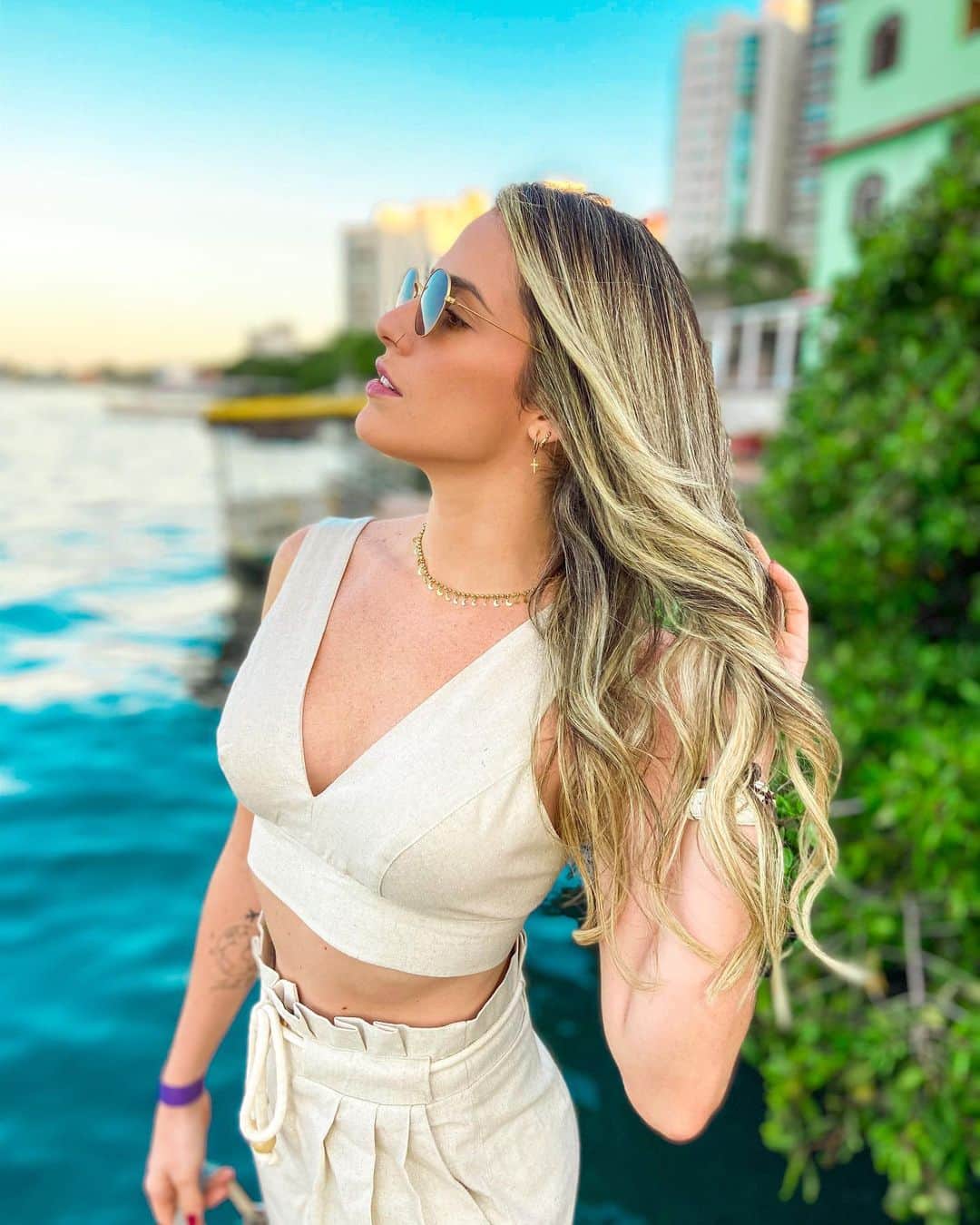のインスタグラム：「Sun and fun... Apaixonada no meu hair novo!! 🥰🙏🏻✨☀️🍃🌊❤️ #happiness #sunnyday #nature #inlove #newhair #blonde #vix #smile」