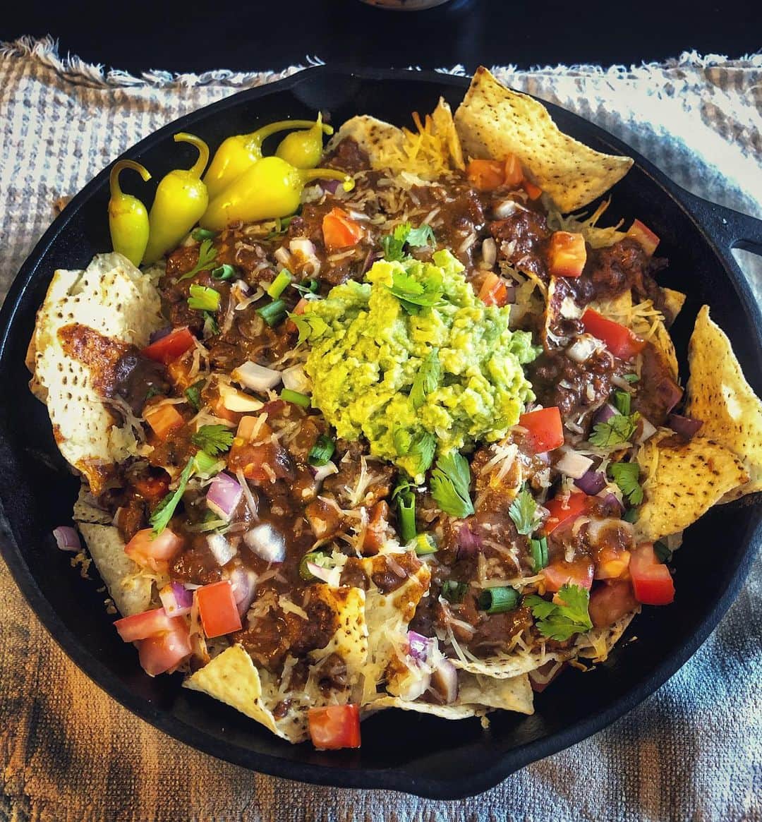 Jada Lalita Patipaksiriのインスタグラム：「These nachos pair well with Sunday football 🏈🍻  #nachos #mexicanfood #lunch #snack #appetizer #cheatday #spicy #brunch #food #fresh #cooking #veggies #yum #foodpics #foodie #food #cravings #recipe #thaicook」