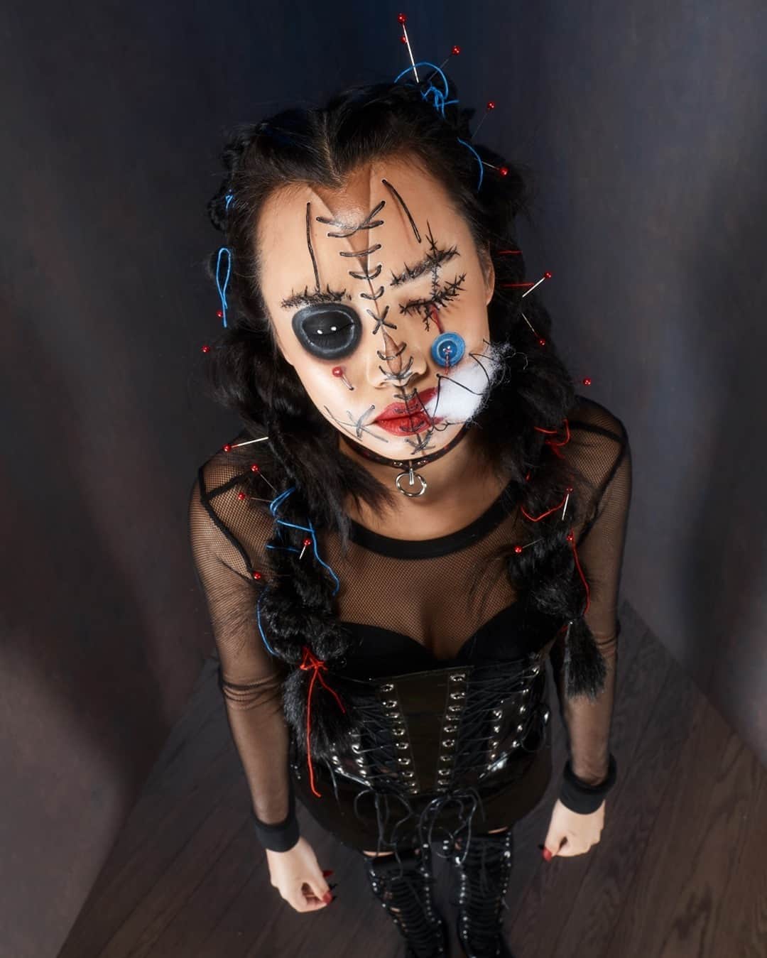 NYX Cosmeticsさんのインスタグラム写真 - (NYX CosmeticsInstagram)「Meet the Dolls: Dark Magic 💫 Stitched up and ready to haunt. 🧶 Illusion makeup by the wildly talented Mimi Choi 😘 @mimles • #NYXCOSMETICSDOLLHOUSE」9月28日 5時59分 - nyxcosmetics