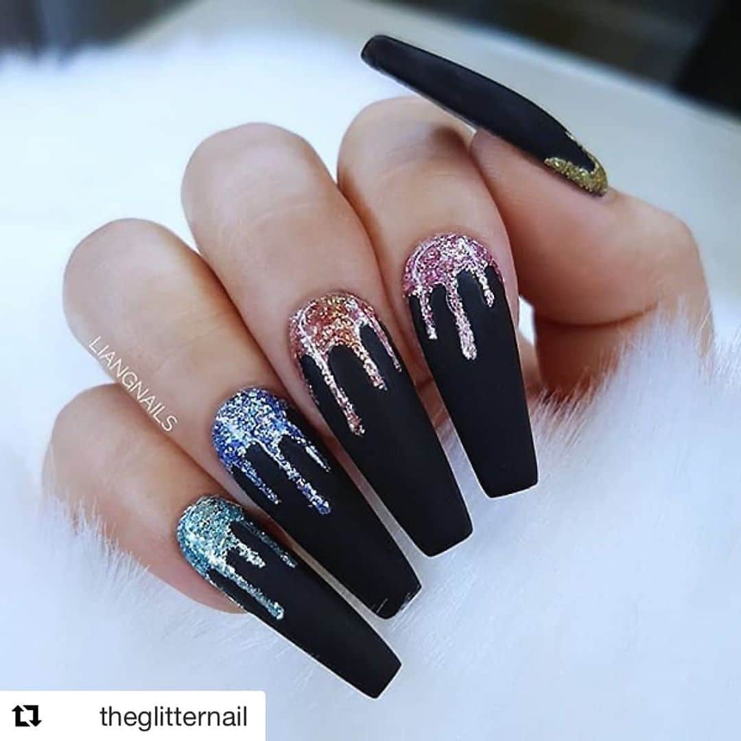 Nail Designsさんのインスタグラム写真 - (Nail DesignsInstagram)「#Repost @theglitternail  ・・・ 🖤🖤🌈 Glitter Drip on Black 👌 • 💅 Nail Artist: @liangnails 💝 Follow her for more gorgeous nail art designs! •」9月28日 5時52分 - nailartfeature