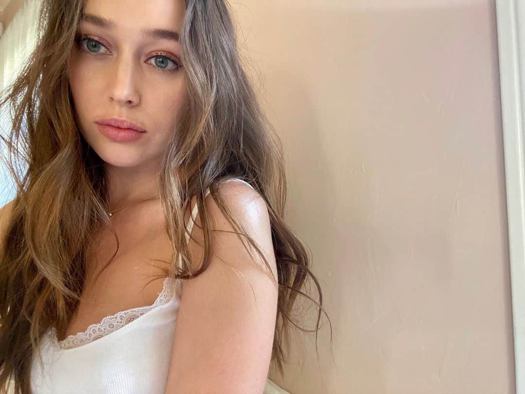 アリシア・デブナム・キャリーのインスタグラム：「Glam so good it’s going on the grid.」