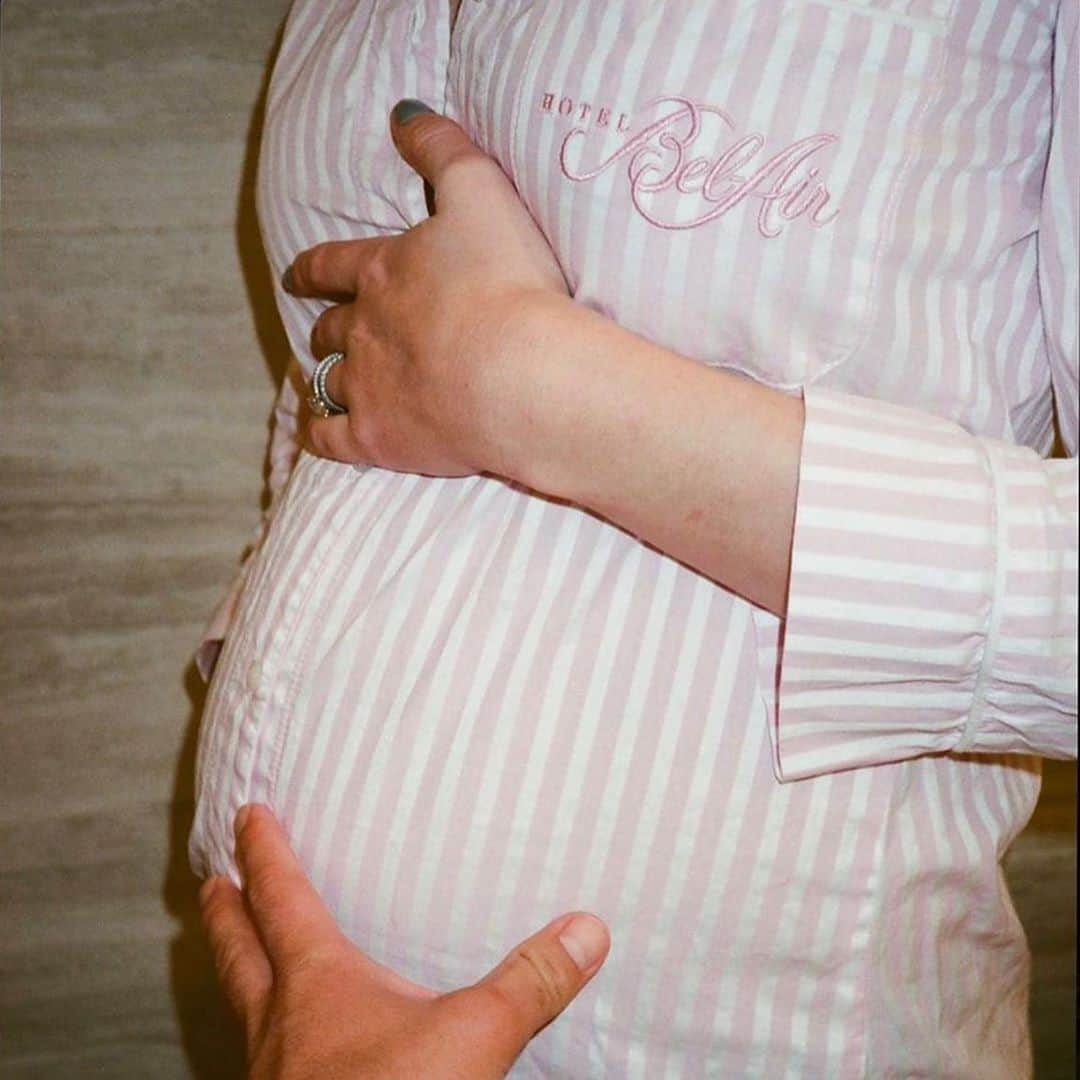 People Magazineさんのインスタグラム写真 - (People MagazineInstagram)「Sophie Turner is sharing some sweet bump photos exactly two months after she and Joe Jonas welcomed their daughter Willa. 🤰 💕 ☀️ #Regram @sophiet」9月28日 6時05分 - people