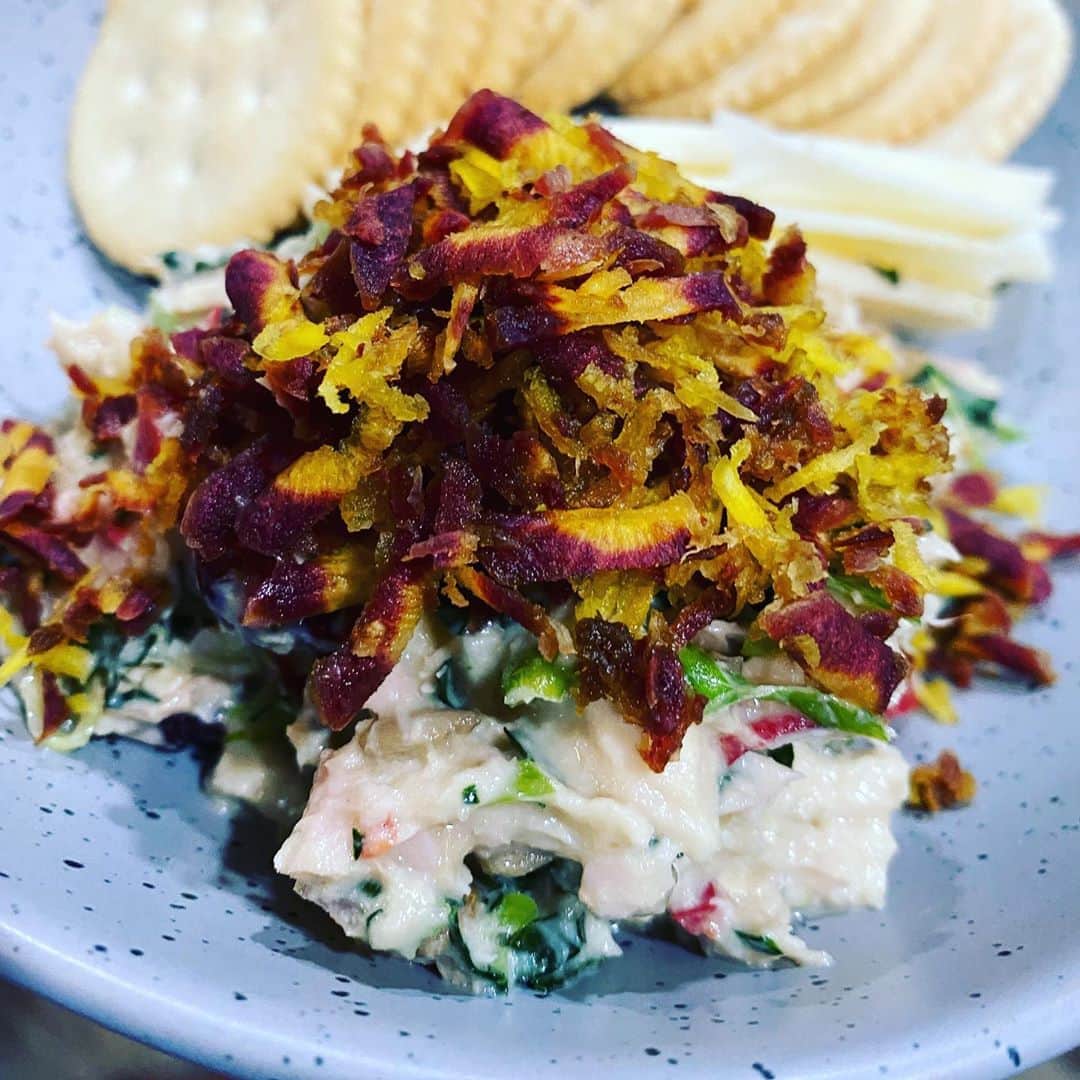 ケリスのインスタグラム：「Snack time ! Just a little tuna , kale , scallion , pickled jalapeño, herb garlic seasoning, dried cranberry, Fresno chili and basil oil , topped with rainbow carrot . #snacktime #eathealthy #goodlife #freshfood #cheflife #bipoc #blackowned #quarentine」