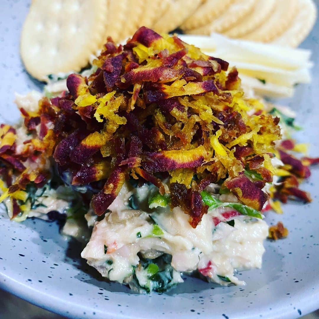 ケリスさんのインスタグラム写真 - (ケリスInstagram)「Snack time ! Just a little tuna , kale , scallion , pickled jalapeño, herb garlic seasoning, dried cranberry, Fresno chili and basil oil , topped with rainbow carrot . #snacktime #eathealthy #goodlife #freshfood #cheflife #bipoc #blackowned #quarentine」9月28日 6時20分 - kelis