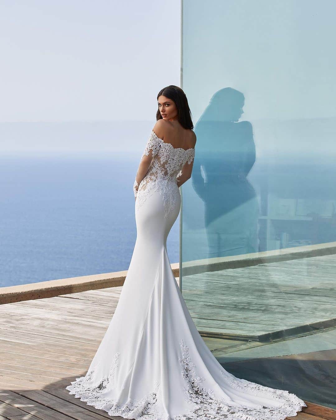 Pronoviasさんのインスタグラム写真 - (PronoviasInstagram)「Off-the-shoulder seduction and heavenly lace inserts combine in this spectacular mermaid-style gown crafted in crepe. Book your appointment now at your nearest  #Pronovias. Dress: Della」9月28日 6時20分 - pronovias