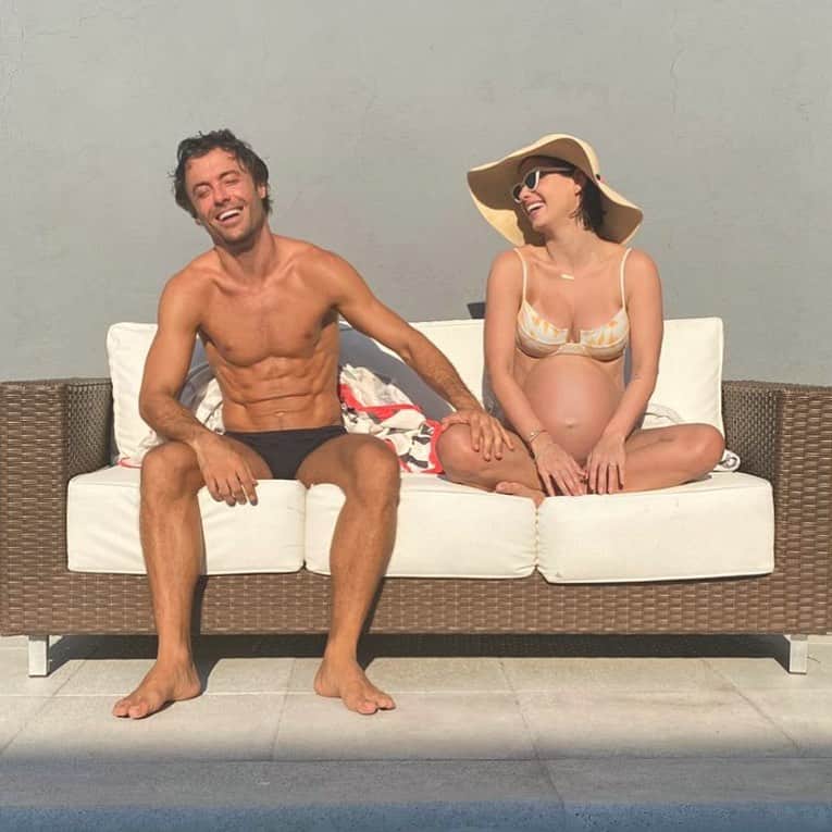 ステファニー・ブリットのインスタグラム：「Barriga negativa x Barriga positiva」