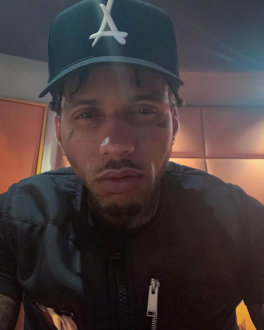 キッド・インクのインスタグラム：「been 🔒’d in while the city on 🔒... loaded up in this mf ready 2 go .... BOW! 🚀」