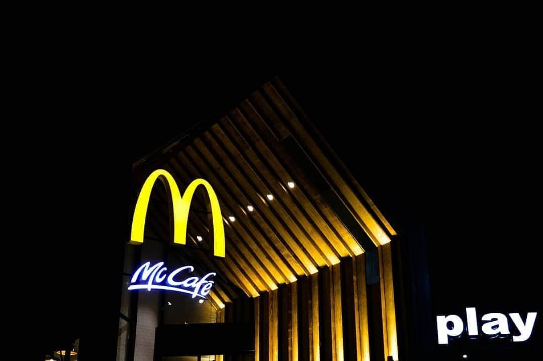 McDonald's Philippinesのインスタグラム：「Sun’s down and @leotrinchera’s making us feel sentimental. What’s your favorite McDo Moment? ⛅」