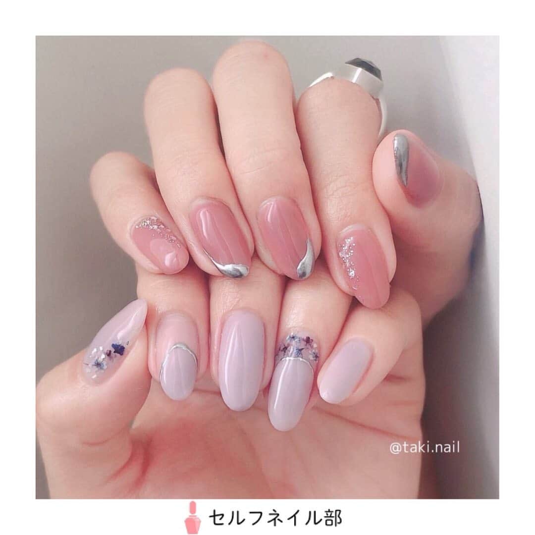 セルフネイル部 公式アカウントのインスタグラム：「(@taki.nail)さんの、﻿ 「❁︎簡単アシメネイル❁︎」を紹介します💅﻿ ﻿ 〜やり方〜﻿ 左手ver.﻿ ①親指・中指・小指はベタ塗り(2度塗り)﻿ ②人差し指・薬指は適当に丸フレンチ風に(2度塗り)﻿ ③②で塗ったカラーの境目にシルバーラインを描く(ちょっと筆をガタつかせながら)﻿ ④薬指・親指に押花をのせる﻿ ⑤トップを塗る﻿ ﻿ 右手ver.﻿ ①全指ワンカラー(2度塗り)﻿ ②親指・中指・薬指は先端にシルバーをぷっくりめにのせる﻿ ④人差し指・小指にラメホロとクラッシュシェルを斜めに適当にのせる﻿ ⑤トップを塗る﻿ ﻿ 〜使用品〜﻿ 左手﻿ ★homeiウィークリージェル﻿ (WG22 くるみミルク)﻿ ★押花﻿ (S♡Mint)﻿ ★シルバーライン﻿ (ネイル工房メタルジェル)﻿ ﻿ 右手﻿ ★homeiウィークリージェル﻿ (WG30 happyend)﻿ ★シルバーラインは左手と同様﻿ ★クラッシュシェル(ネイル工房シェル6種類セット)﻿ ★ラメホロ(100均)﻿ ﻿ 〜ポイント〜﻿ シルバーラインは適当でok！﻿ ちょっとぷっくりさせると可愛さ増します♥︎︎∗︎*ﾟ﻿ ただ塗ってのせてるだけなので、﻿ 難しいテクニックは0です！！笑﻿ ﻿ 《セルフネイル部プロデューサー高橋からのコメント💅》﻿ アシメが可愛くって目に止まりました💐バランスやカラー使いが素敵です✨」