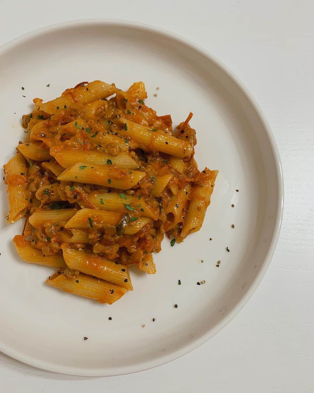 浪花ほのかのインスタグラム：「今日の夜ご飯🍝🍝 ショートパスタのトマト味  バター10ｇ オリーブオイル 大さじ1.5 豚ひき肉150ｇ 玉ねぎ 半分 椎茸 小2つ トマト 3つ ケチャップ 大さじ5 マヨネーズ 大さじ1 コンソメ 大さじ1 塩 少々 ブラックペッパー 少々 パセリ 少々 オレガノ 少々 ガーリックパウダー少々 粉チーズ 少々」