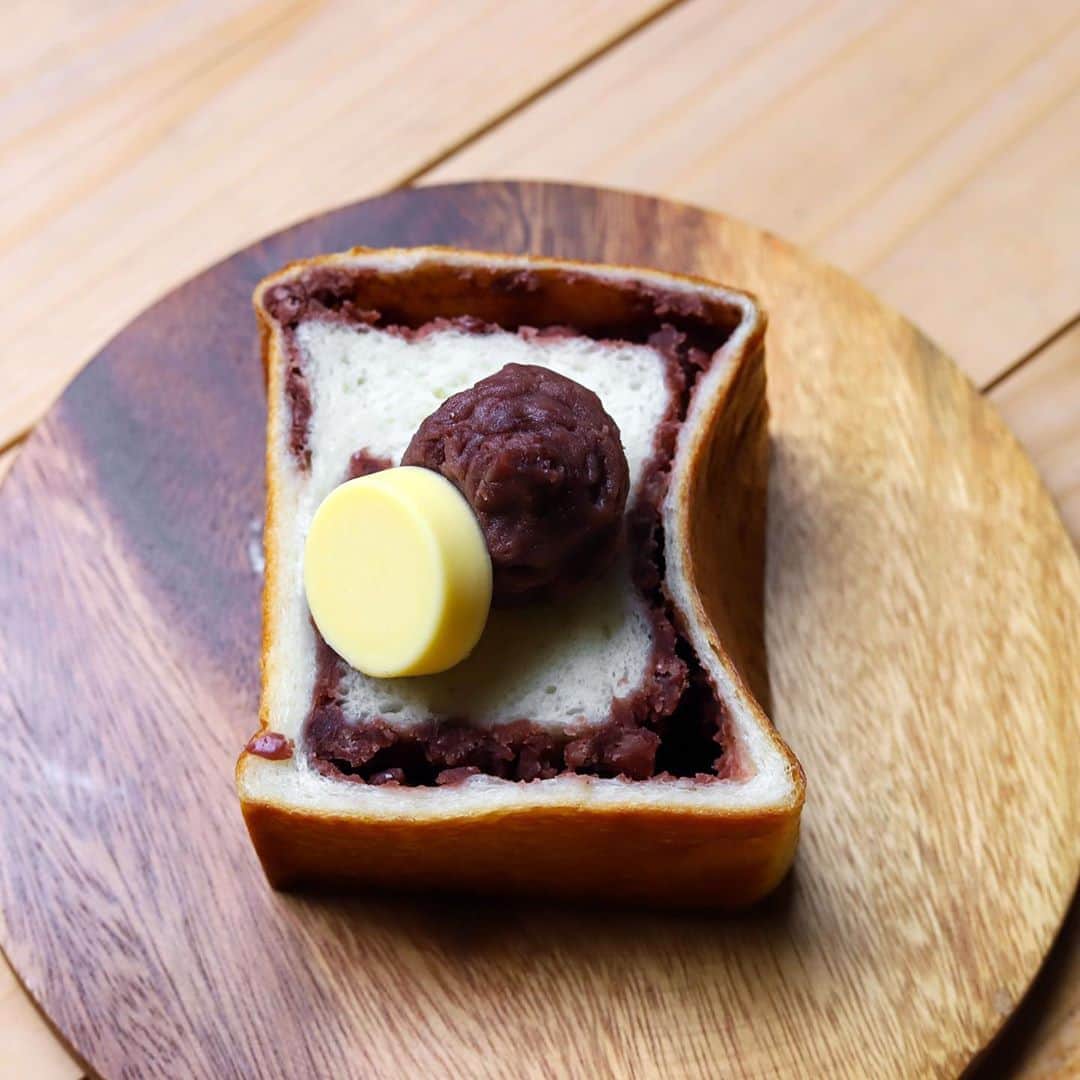 Hanako公式さんのインスタグラム写真 - (Hanako公式Instagram)「カフェノハナシin KYOTO ☕️﻿ いつもどこかのカフェで過ごしているという、インスタグラマーきょんさん @kyon_tokiiro が、京都のカフェ＆喫茶店を案内するウェブ連載。﻿ ﻿ 📍今回訪れたのは〈本日の〉﻿ 全国に展開中のベーカリー＆カフェ〈パンとエスプレッソと〉が新しくオープンした新ブランド。「あん食バタートースト（ドリンク付）」は、あん食パンにあんことバターをたっぷり合わせた、あんこ尽くしの朝だけメニュー。一見すると、朝食べるにはヘビーなようにも見えるけど、全体的に控えめな甘さにまとまっているので、起きたての朝でも想像を見事に超えてペロリといけちゃうはず。提供は9：00〜11：00迄。﻿ ﻿ #Hanako #Hanako_magazine #京都カフェ #京都グルメ #coffee #coffeegram #カフェ巡り #京都喫茶 #京都ランチ #カフェ部 #cafe #sandwich #喫茶店 #☕ #喫茶部 #喫茶巡り #カフェ部 #本日の #丸太町カフェ #あんバタートースト  #パンとエスプレッソと」9月27日 22時08分 - hanako_magazine