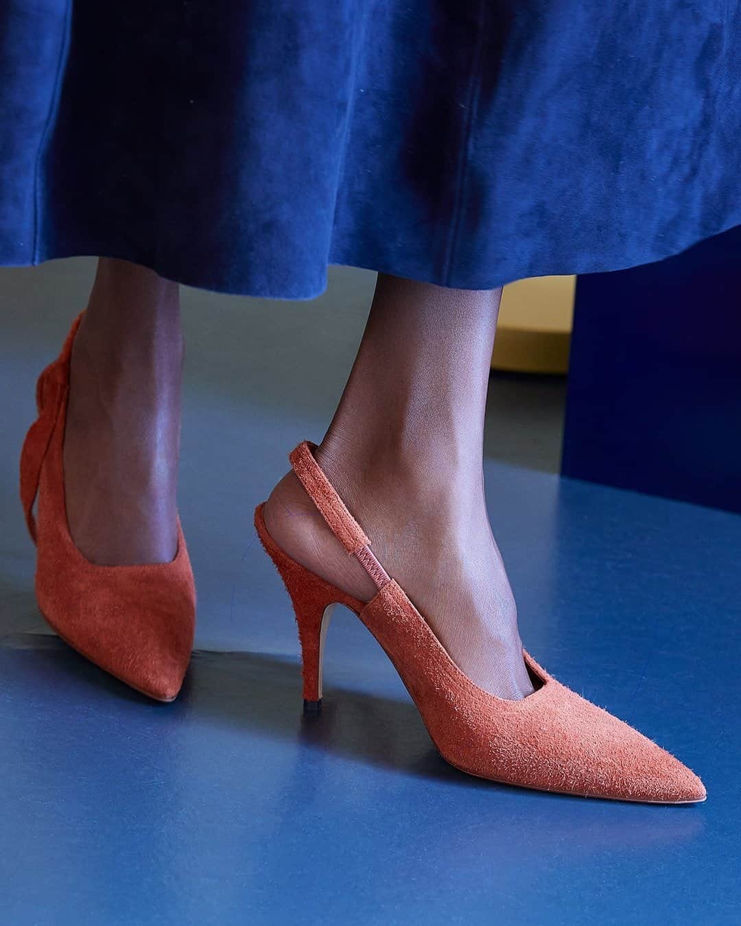 のインスタグラム：「We're peachy keen on these @victoriabeckham heels.   Shop all your favorite Instagram looks, just visit #linkinbio"」