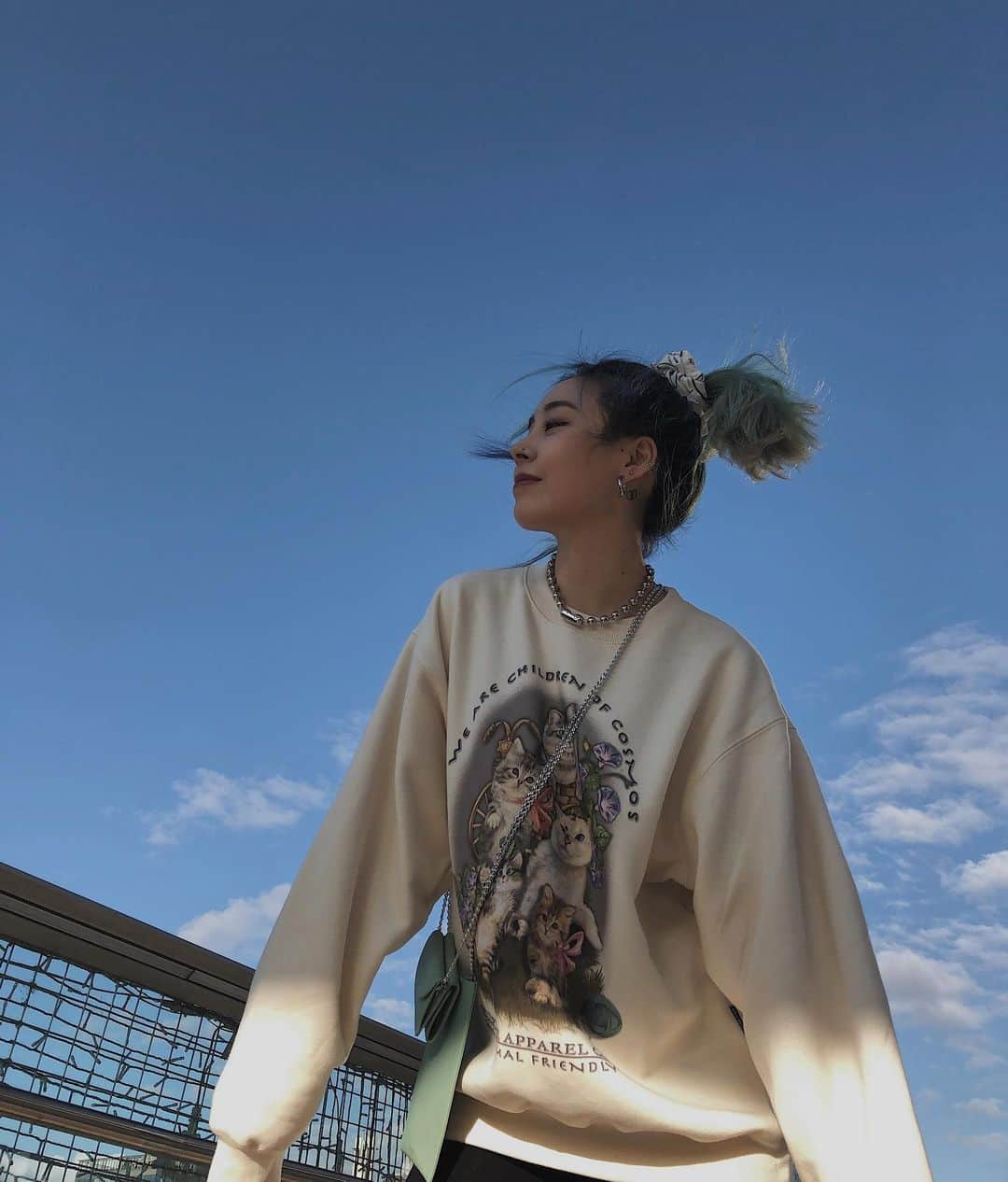 アシュリさんのインスタグラム写真 - (アシュリInstagram)「The sky’s the prettiest backdrop these days ☁️💙☁️ 가을 하늘이 젤 예뻐 😌 Sweater is from @sculptor_page #스컬프터」9月27日 22時02分 - ashleybchoi