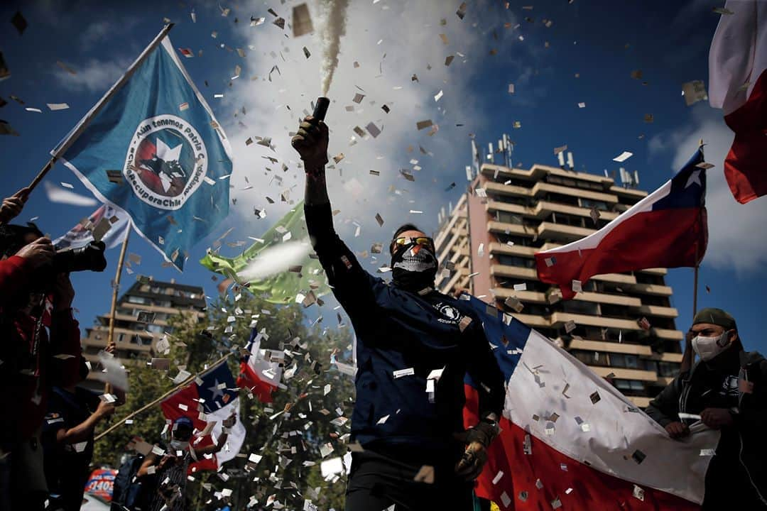 AFP通信さんのインスタグラム写真 - (AFP通信Instagram)「AFP Photo 📷 @jtlanta - People demonstrate against the amendment of the constitution established under the military rule of General Augusto Pinochet (1973-90), which will be voted in an October 25 referendum, in Santiago, on September 26, 2020. Changing the constitution enacted under former dictator Augusto Pinochet, who ruled from 1973-90, was a key demand of protesters during the two months of violent civil unrest against the government and inequality. Chileans will be asked two questions on October 25: do they want a new constitution and who should draft it. #Santiago #Chile」9月27日 22時03分 - afpphoto