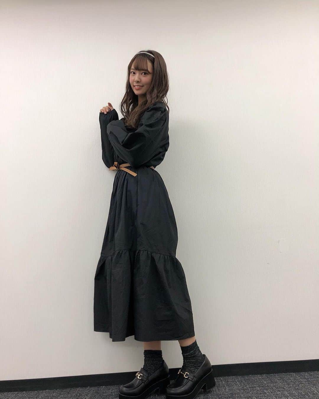 山田寿々のインスタグラム：「﻿ オンラインお話し会でした📡📱🧡🧡﻿ ﻿ ﻿ 「冠ライブ頑張ってね！」って沢山言ってもらえた（ ; ; ）﻿ ﻿ 当選された方、DMM最前で見てくださる方…﻿ アーカイブで見てくださる方、見れないけどパワー送ってくださる方…﻿ ﻿ みんなみんなだいすきです(Ｔ＿Ｔ)💖💖﻿ ﻿ がんばります^ - ^たのしみ﻿ ﻿ ﻿ お洋服は真っ黒黒すけでした👗🖤🖤﻿ シルエットがすごく可愛い◡̈♥︎﻿ ﻿ ﻿ #オンラインお話し会 #nmb48 #hotping #黒ワンピース #wego #ootd」