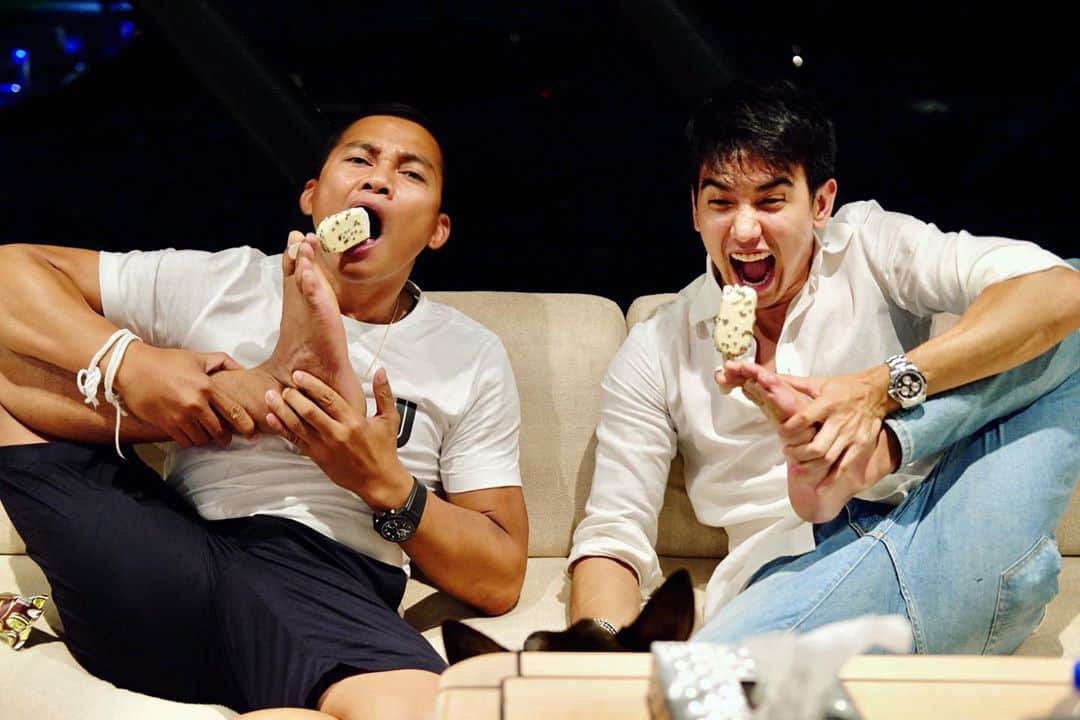 トニー・ジャーのインスタグラム：「มองเป็นอาร์ตติส😂😂😂 ice cream with my brother @godfather1632」