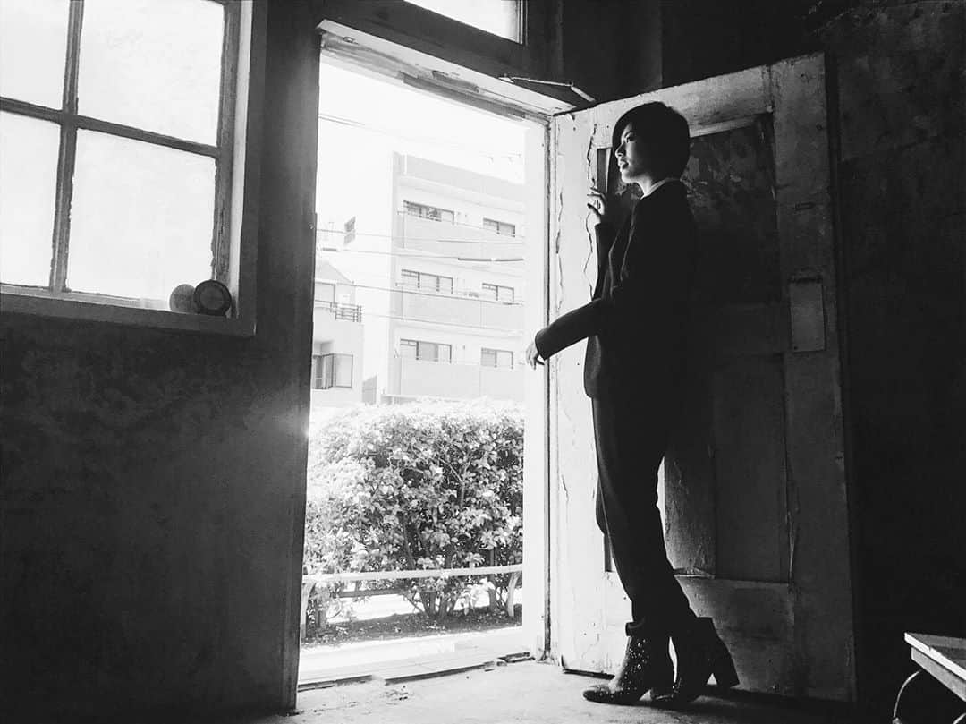 小林玲のインスタグラム：「.﻿ ﻿ 昨日に引き続き📸﻿ 華漸さんに撮って頂いた時の﻿ オフショです☺︎﻿ ﻿ ﻿ #photo #japan #japanesegirl ﻿ #fashion #girl #instagood﻿ #shorthair #monochrome ﻿」
